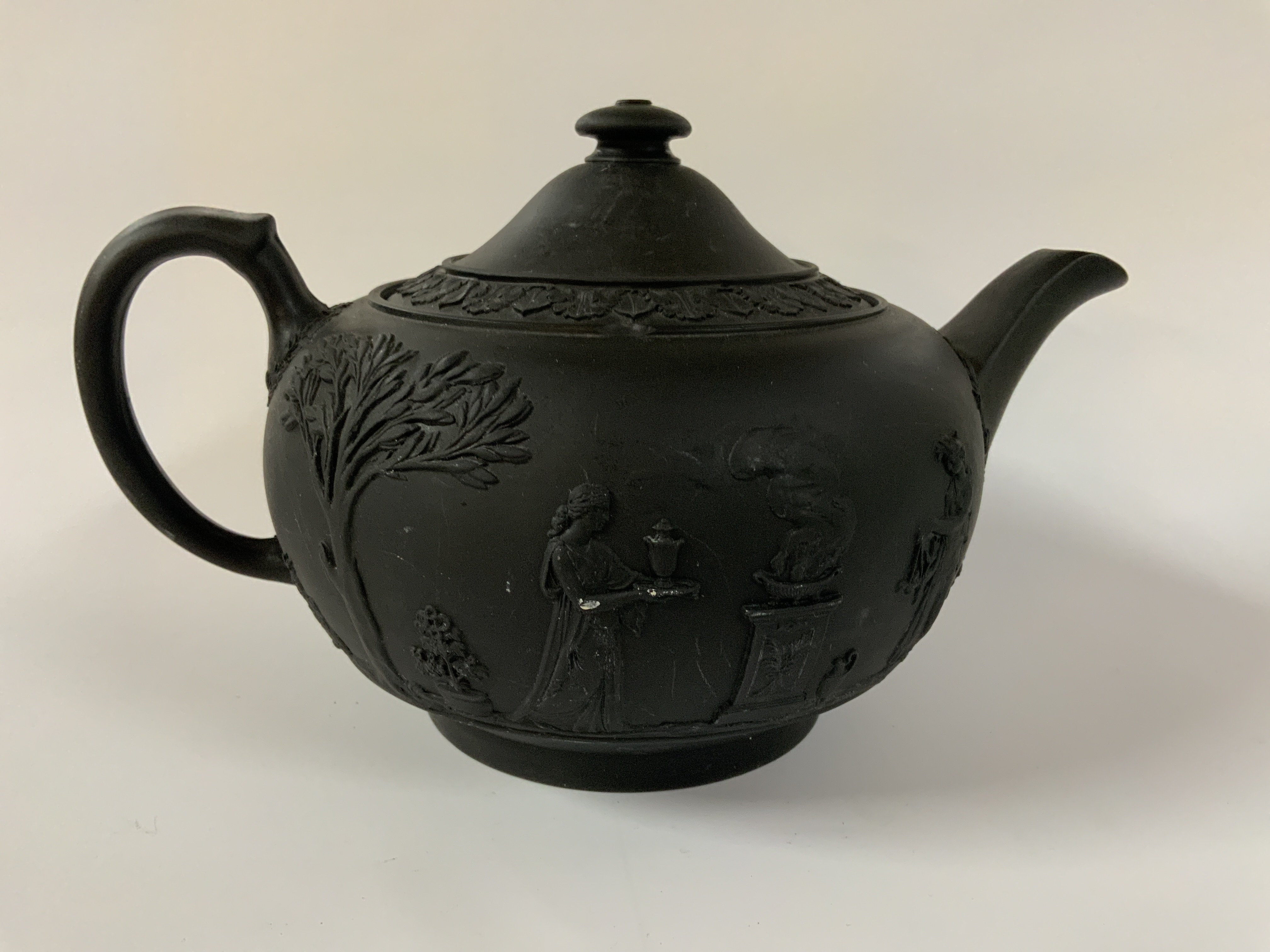 A mixed lot of Collectables ceramics to include Masons, Royal Doulton, Derby, Wedgewood etc.- NO RESERVE