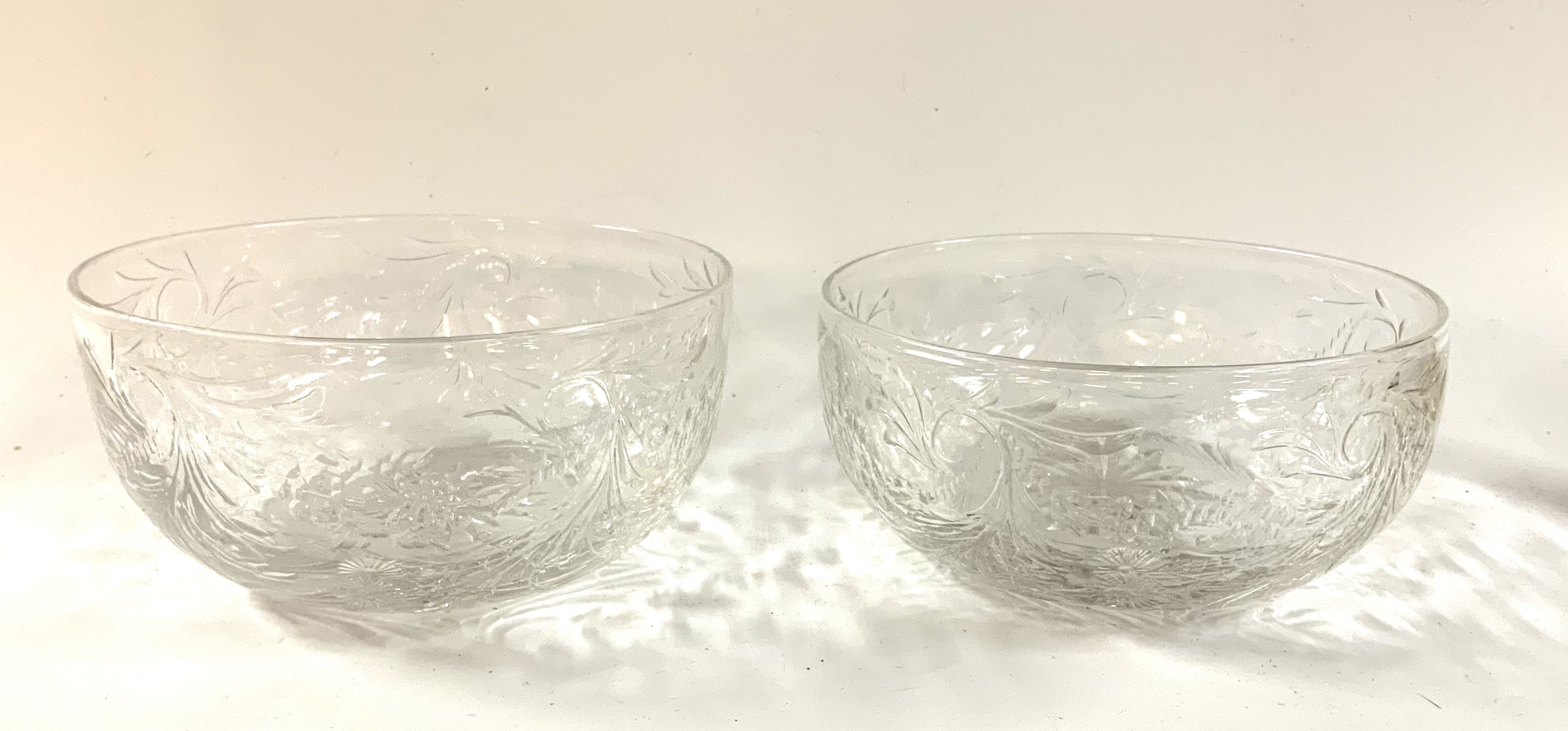 A pair of crystal finger bowls intaglio cut with flowers, attributed to Thomas Webb, Stourbridge. 12cm x 6cm.