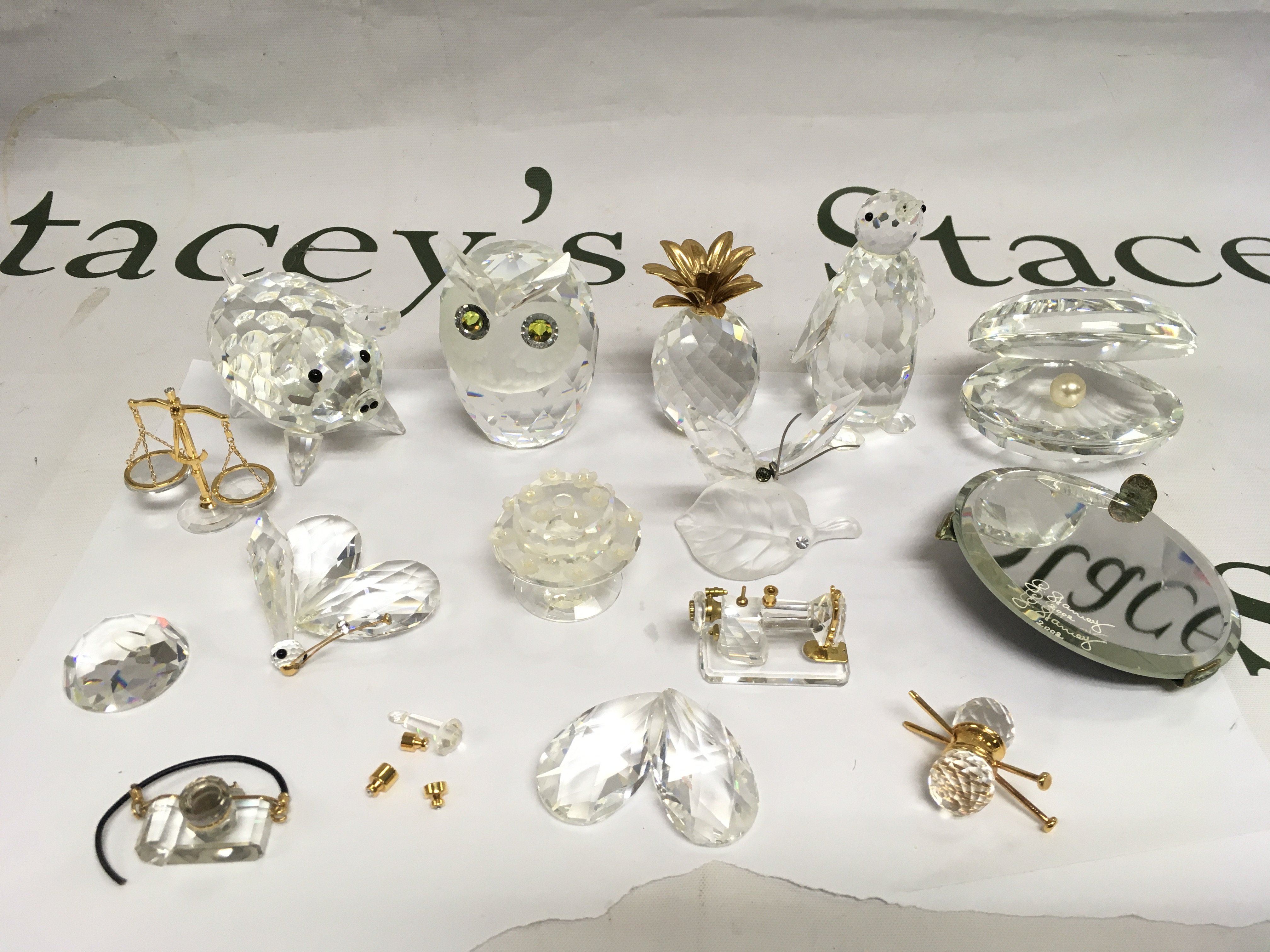 A small collection of Swarovski items. Shipping category D.