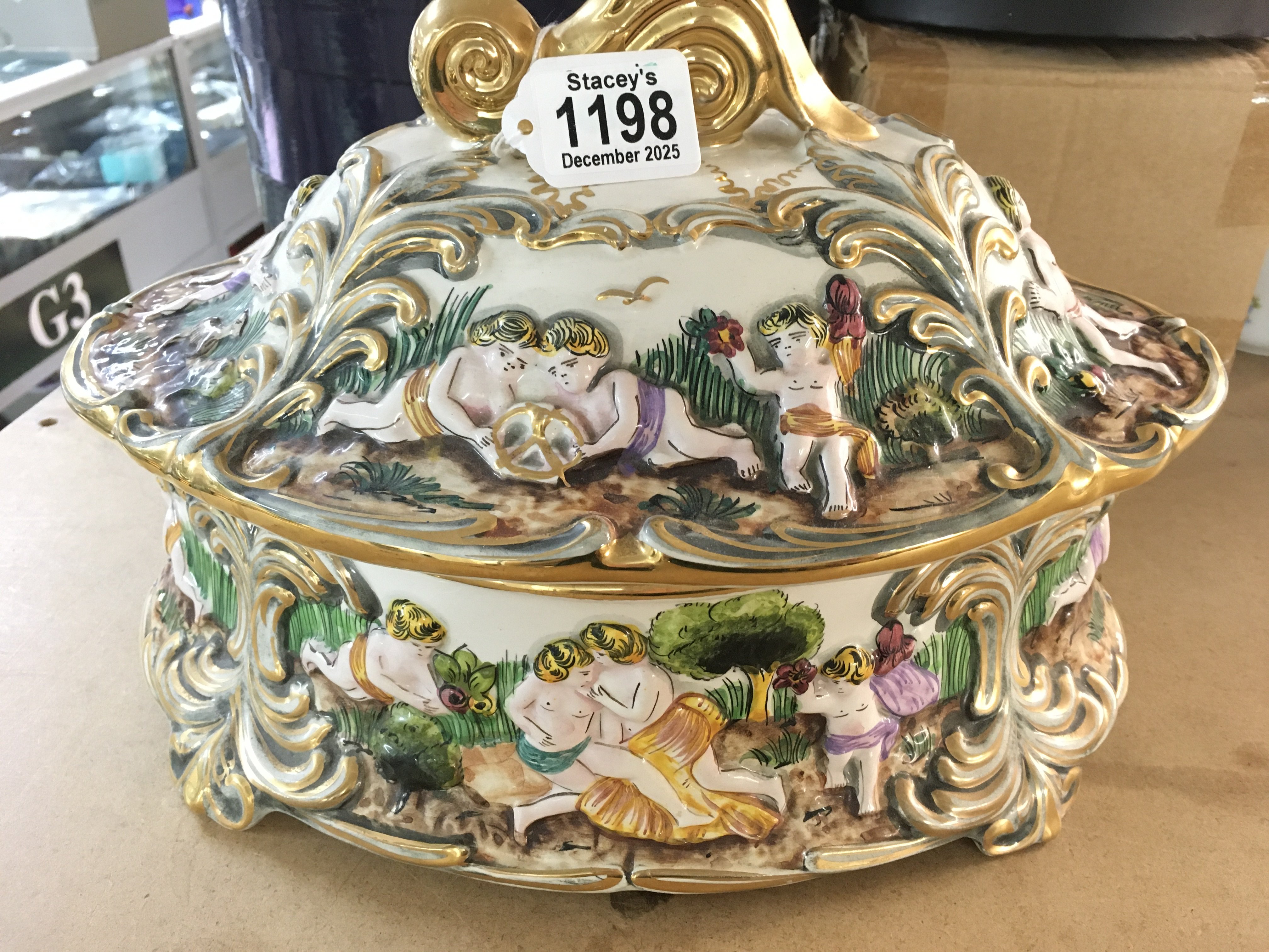 ELPA Alcobaca Portuguese Tureen with Gold Lustre. 24cm tall . 34cm wide. This lot cannot be posted