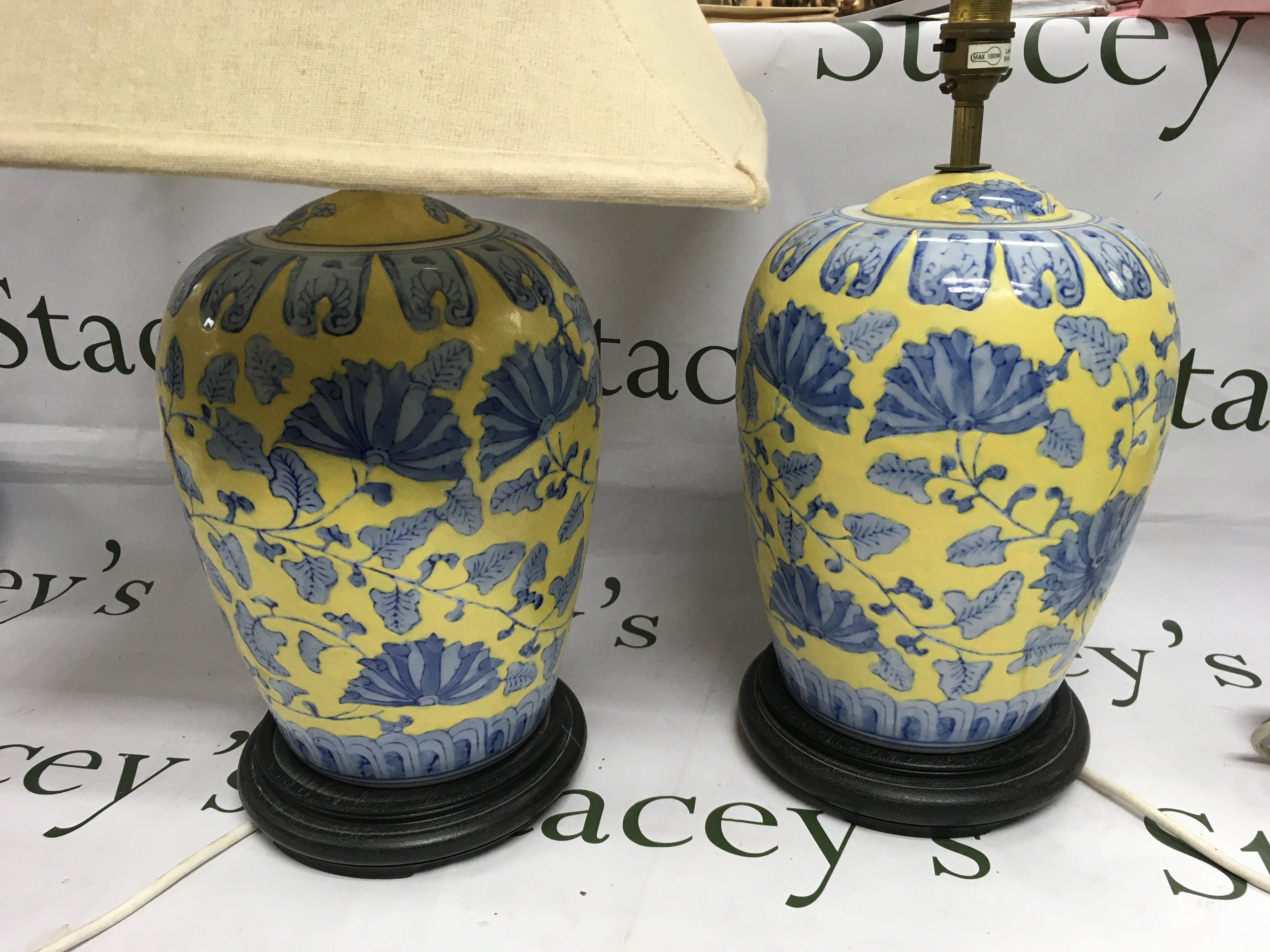 A pair of metal wall lights and a pair of modern ceramic table lamps (4). Shipping category D.