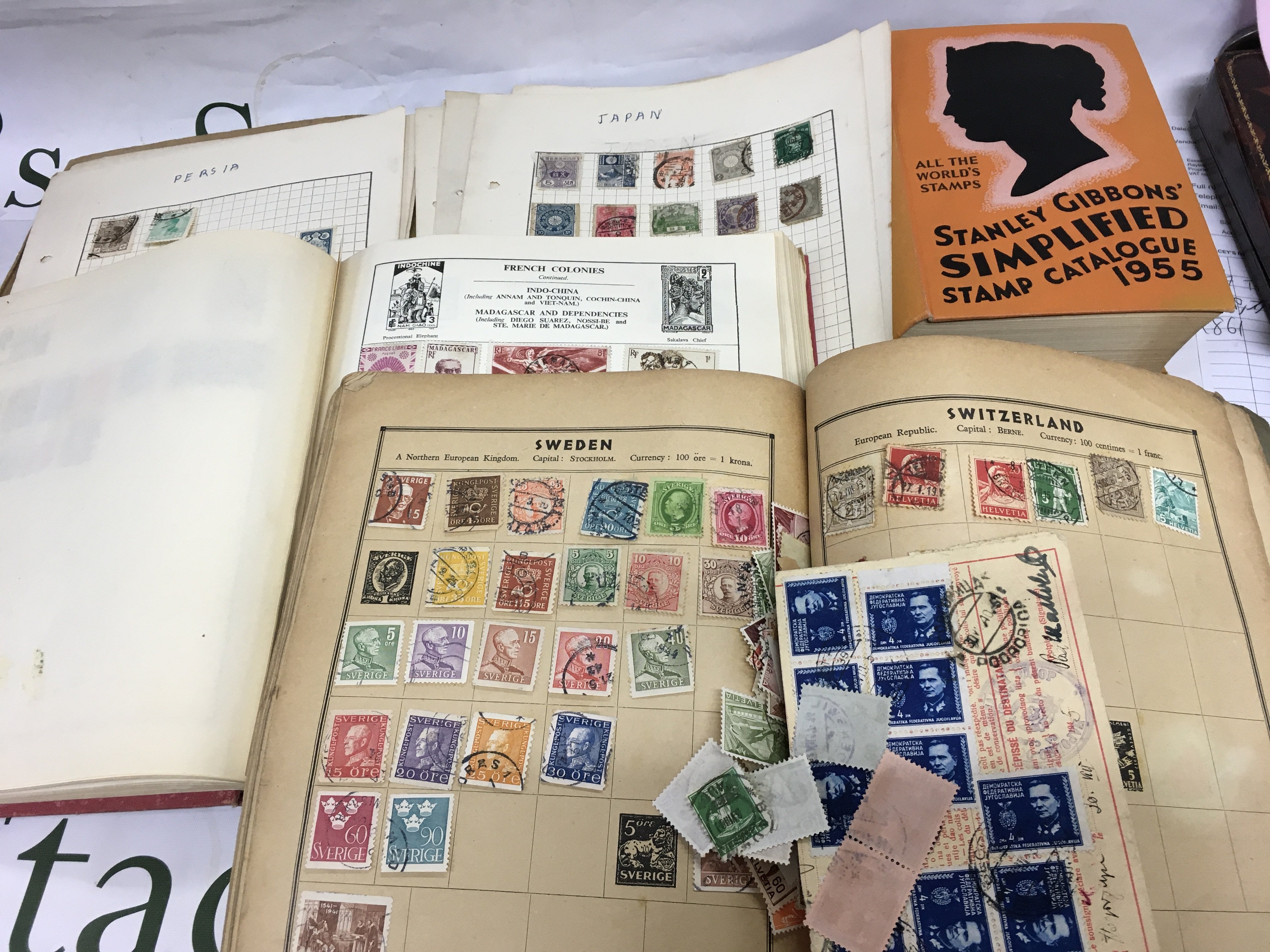 A collection of GB and world stamps. Shipping category C.