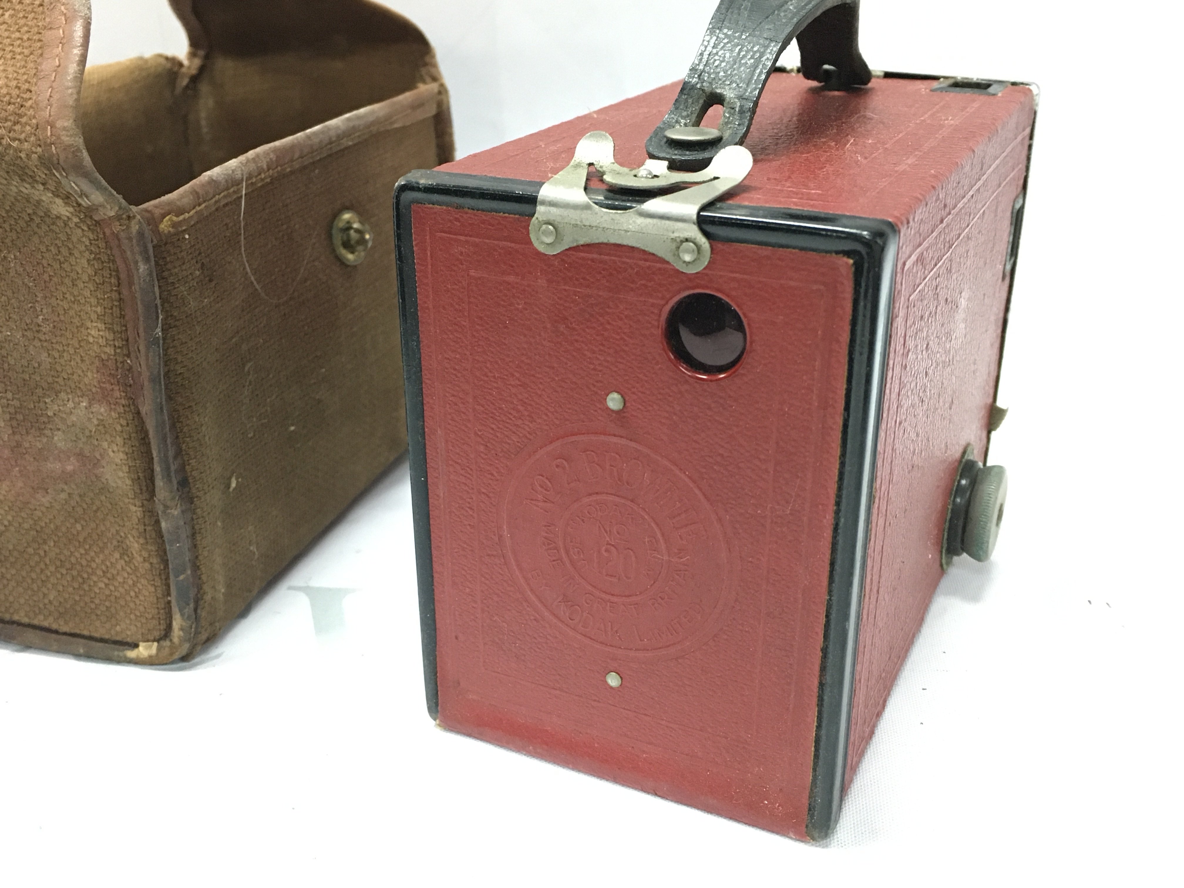 A vintage cased No2 Brownie Kodak . Postage category B- NO RESERVE
