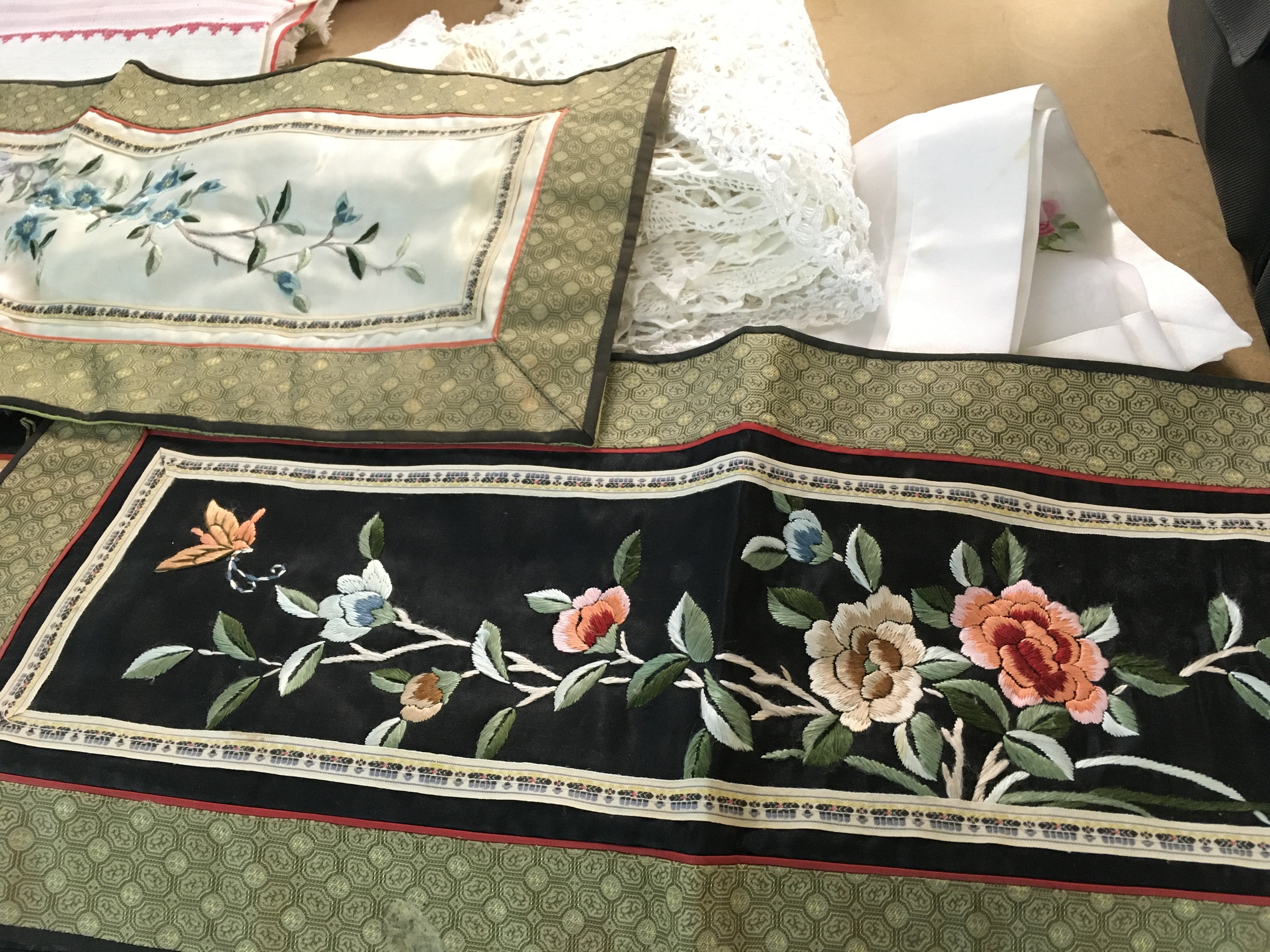 A small collection of assorted lining wear. Postage B. NO RESERVE