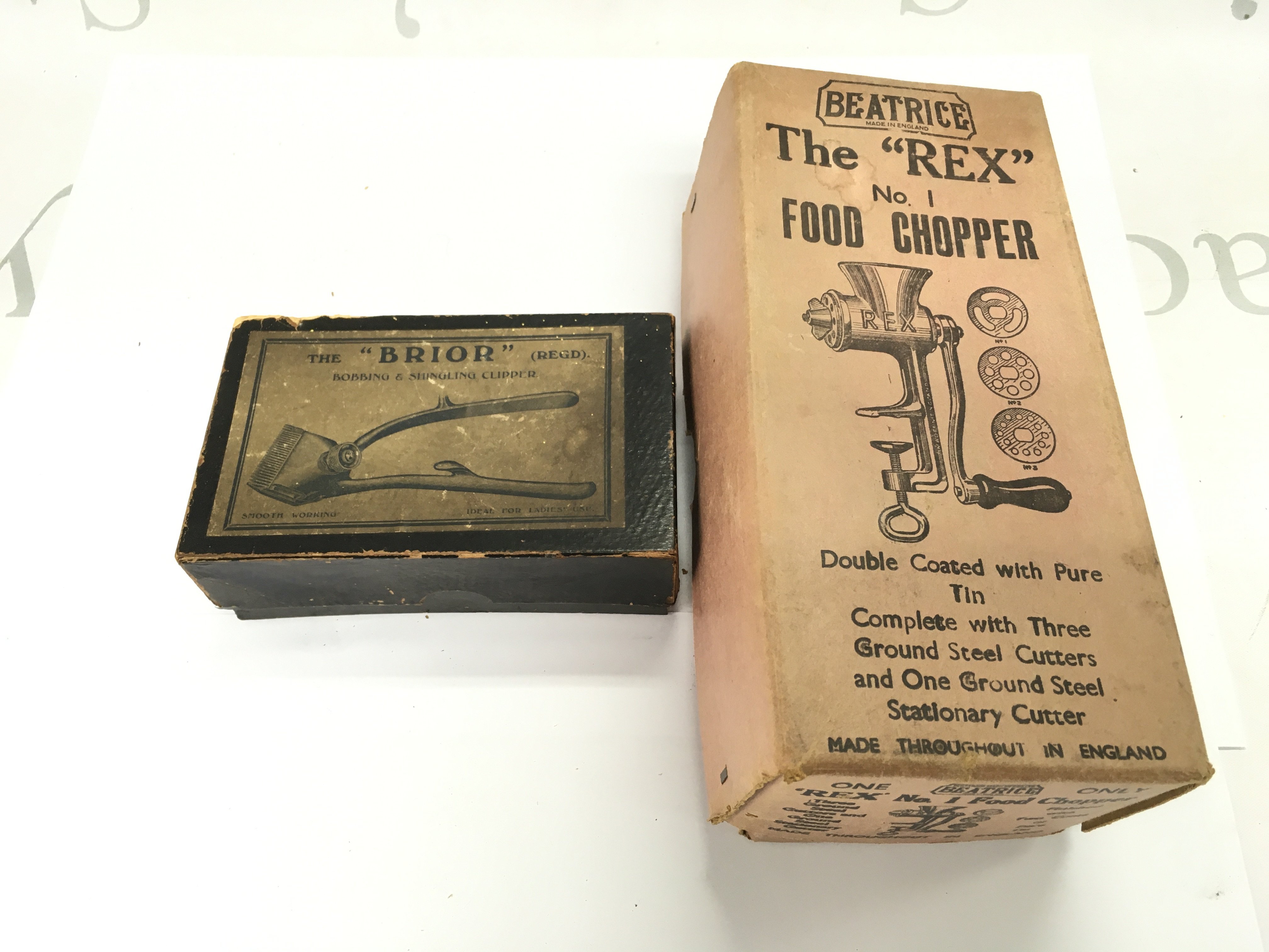 A vintage boxed mincer and Brior bobbing clippers. Postage B- NO RESERVE