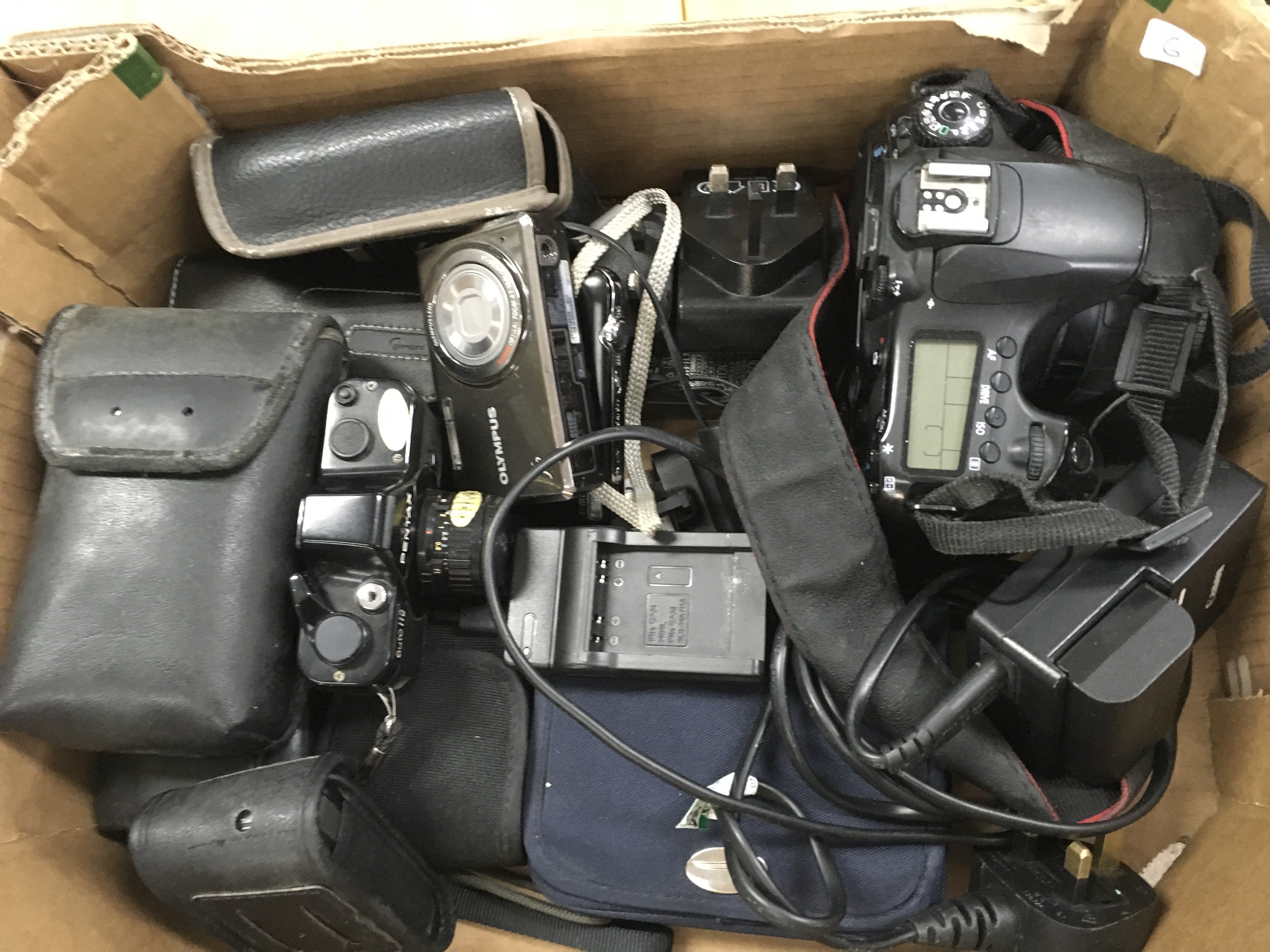 A box of mixed cameras including Canon, Pentax ,, no reserve