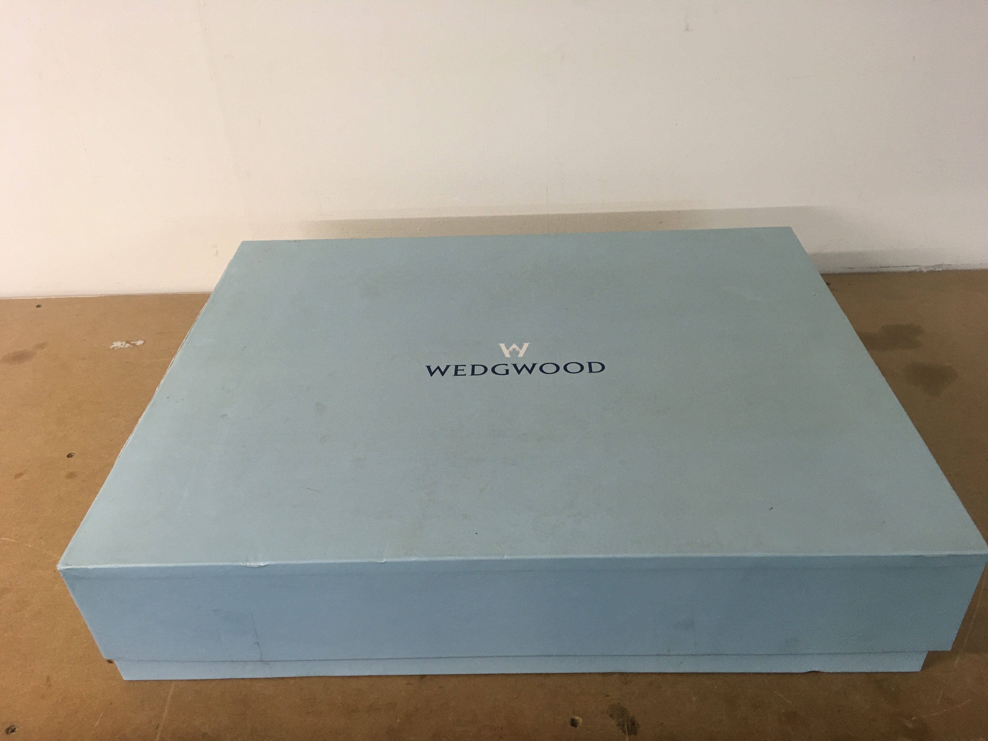 Wedgwood cutlery service, two layers , small spoon missing. This lot cannot be posted