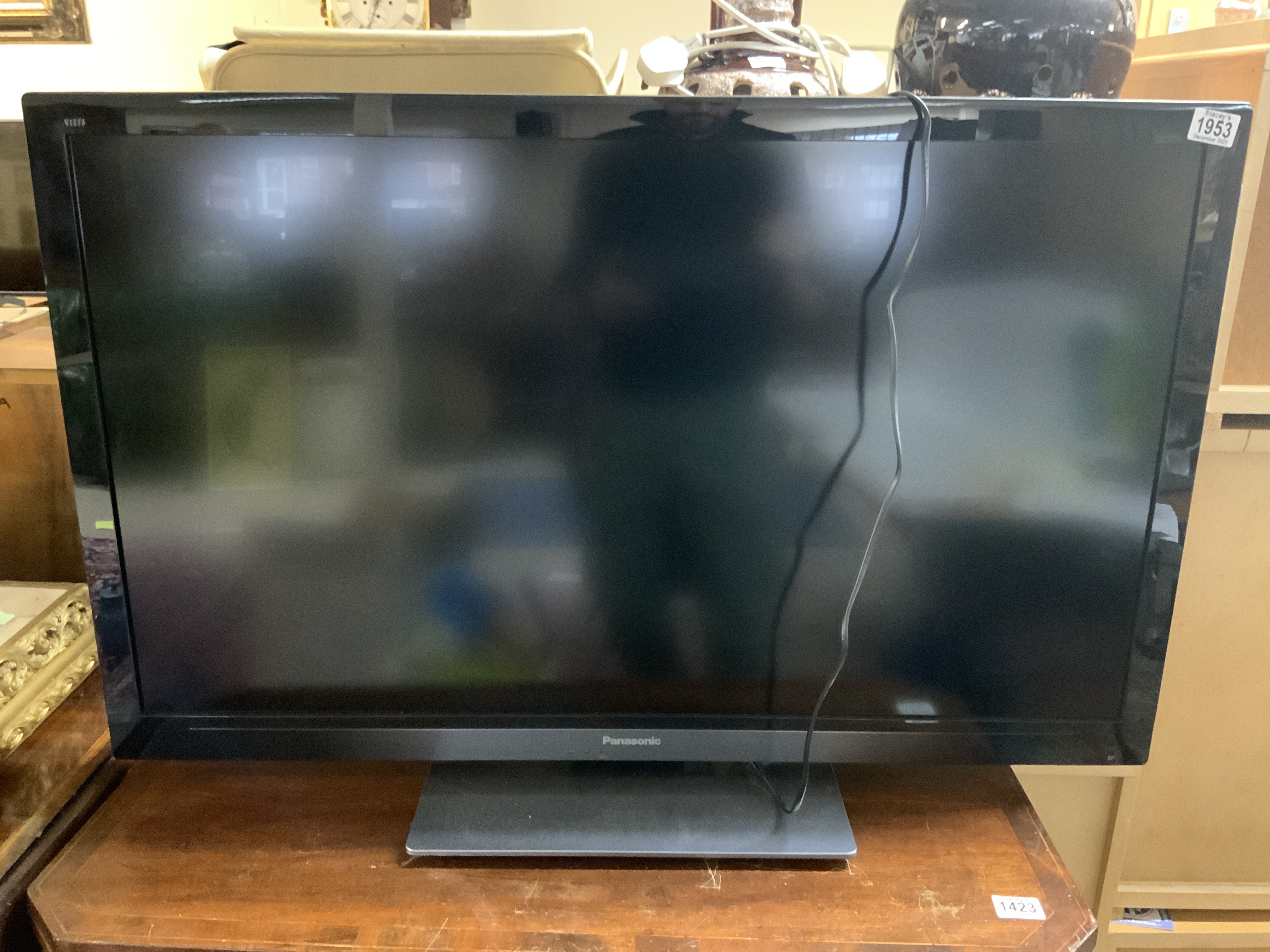 A Panasonic flat sc teen TV TX-L42E308