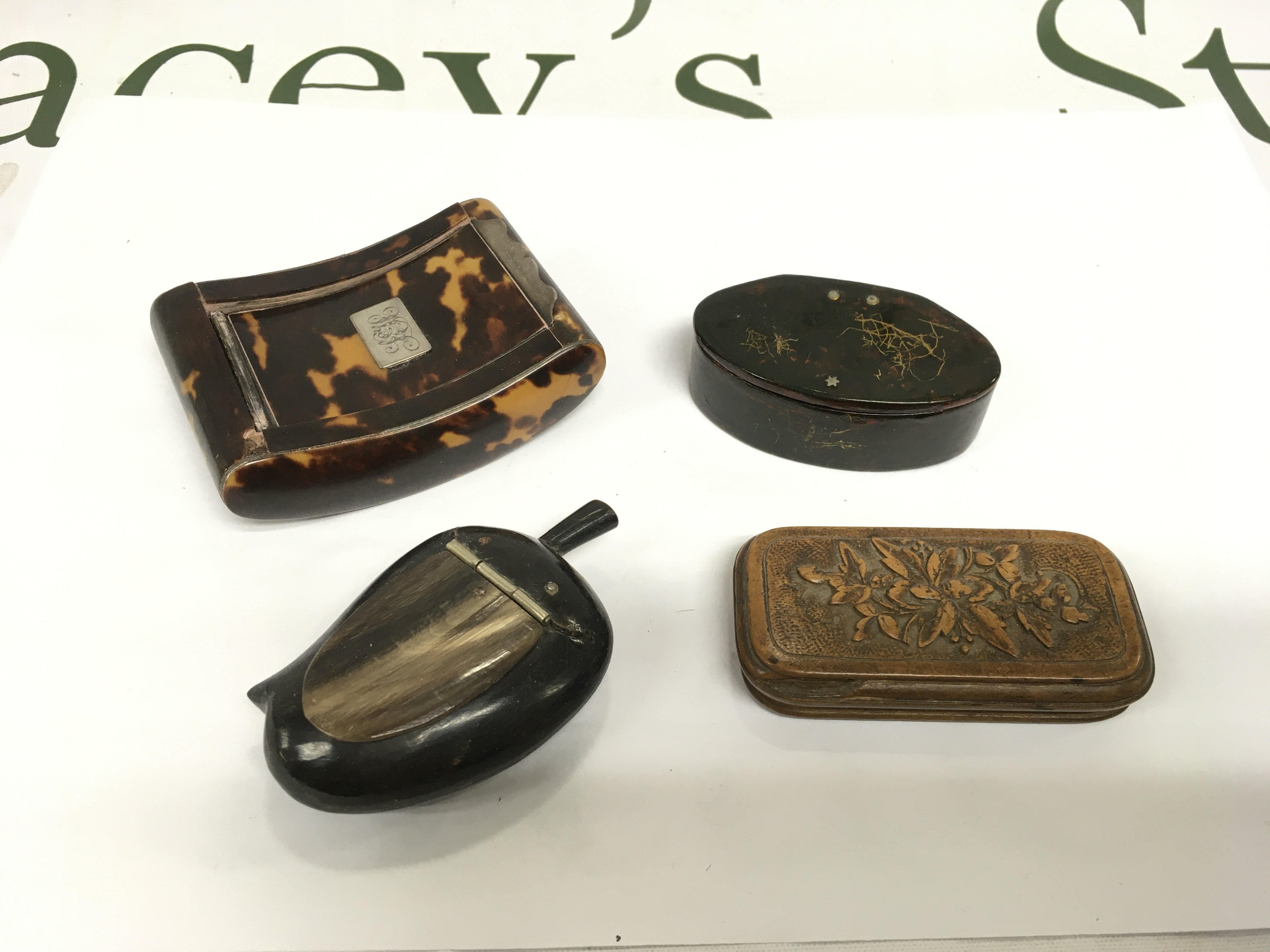 Four snuff boxes including a tortoiseshell style example. Shipping category B.