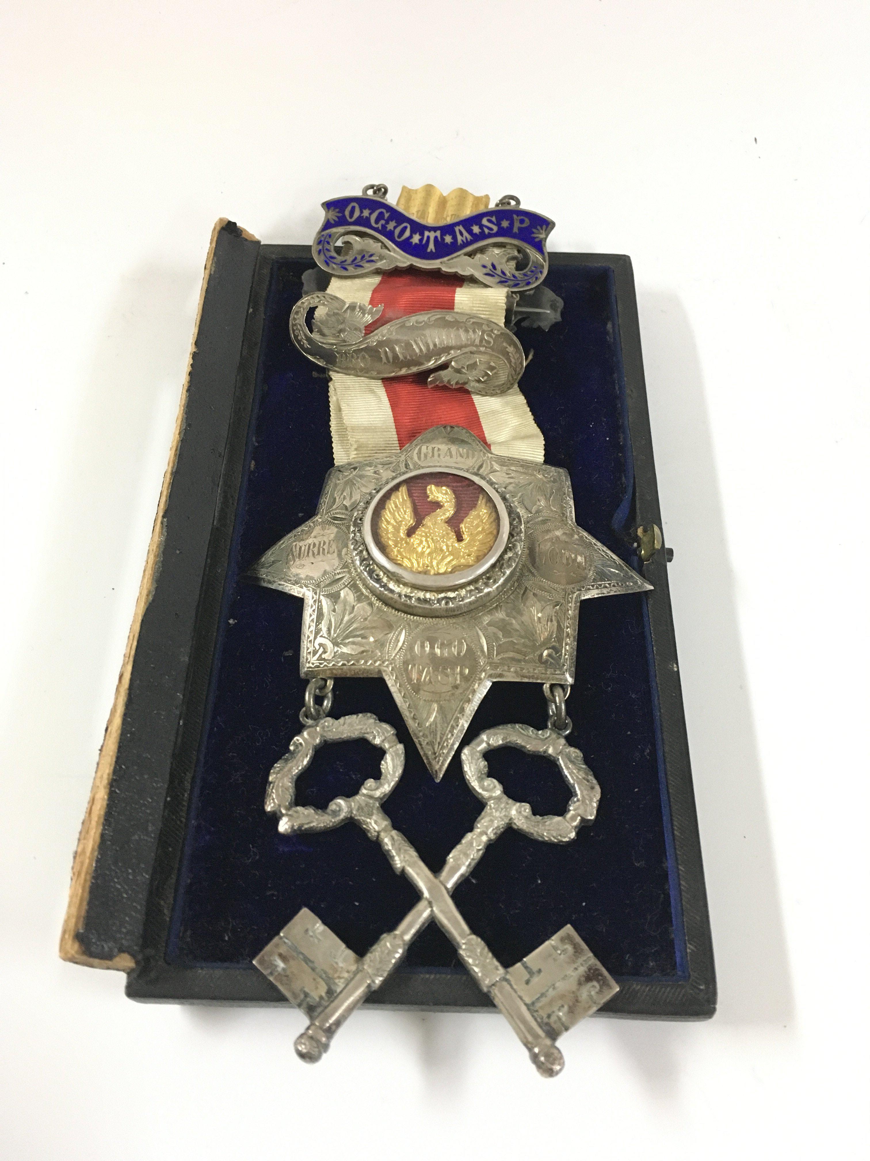 A Freemason medal from the grand Surrey lodge. &#2013266057&#2013265947&#2013265935 presented by the brothers of the grand Surrey lodge to brode Williams for his services as treasurer, may 12th 1891.&#2013266057۝