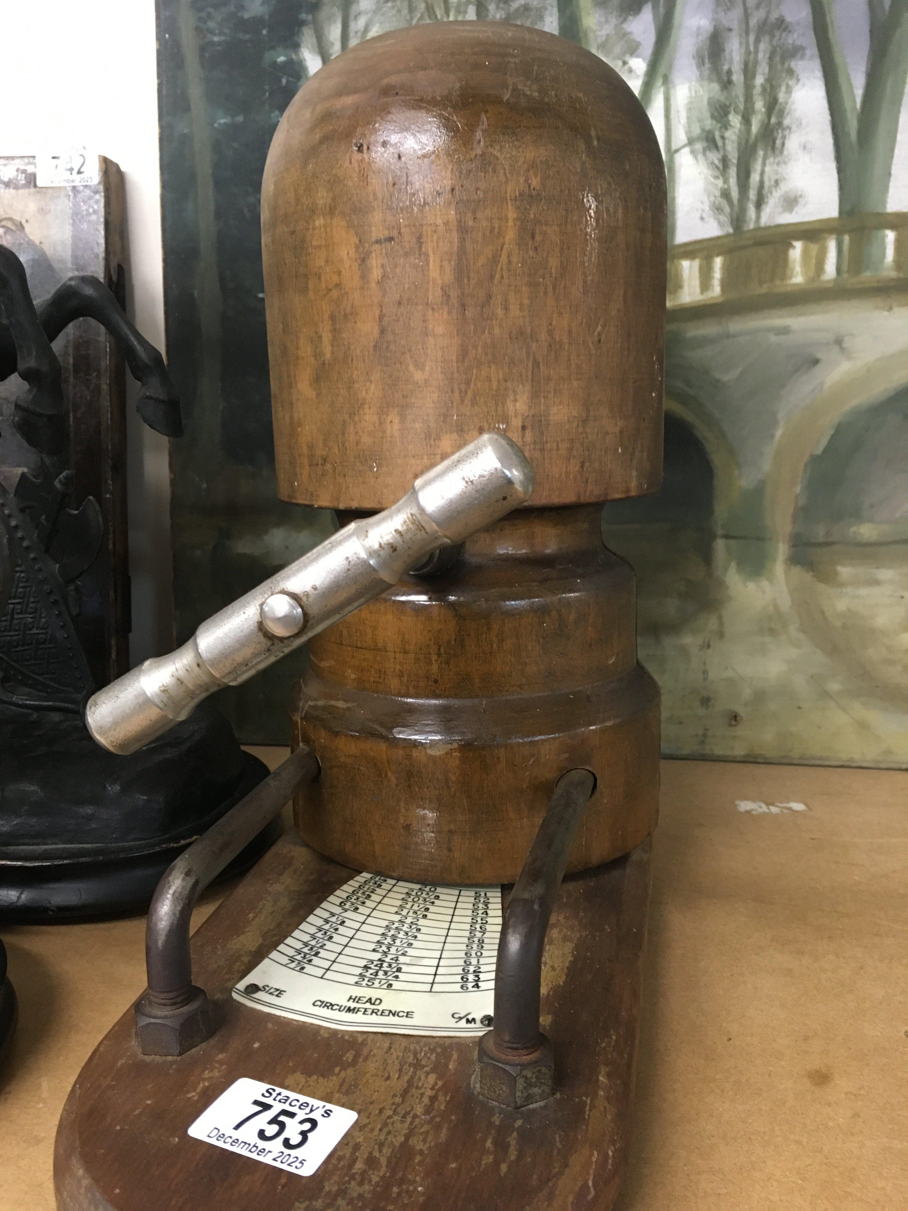 A pine hat stretcher 35 cm .