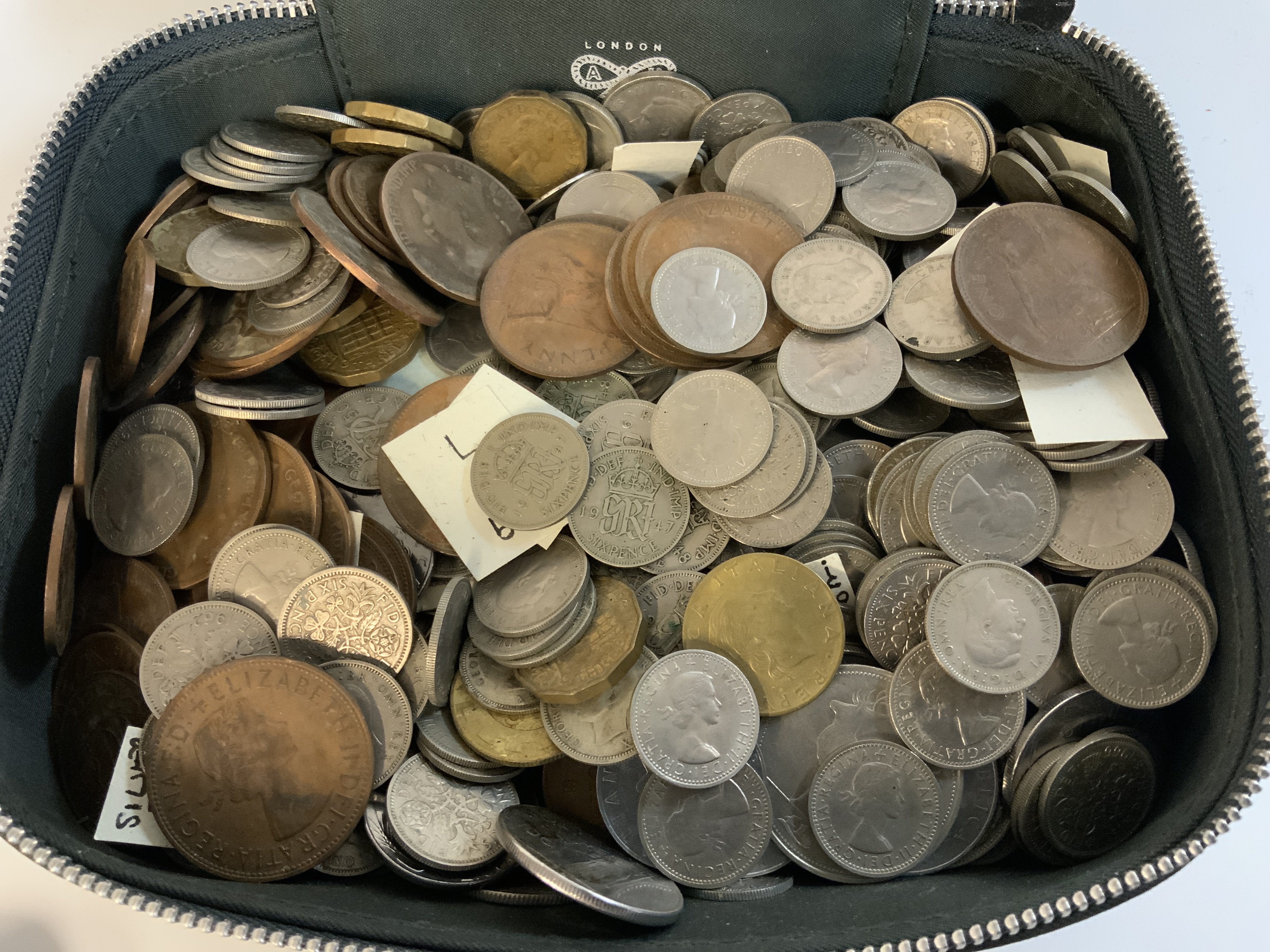 A mixed collection of British and world coinage. (B)