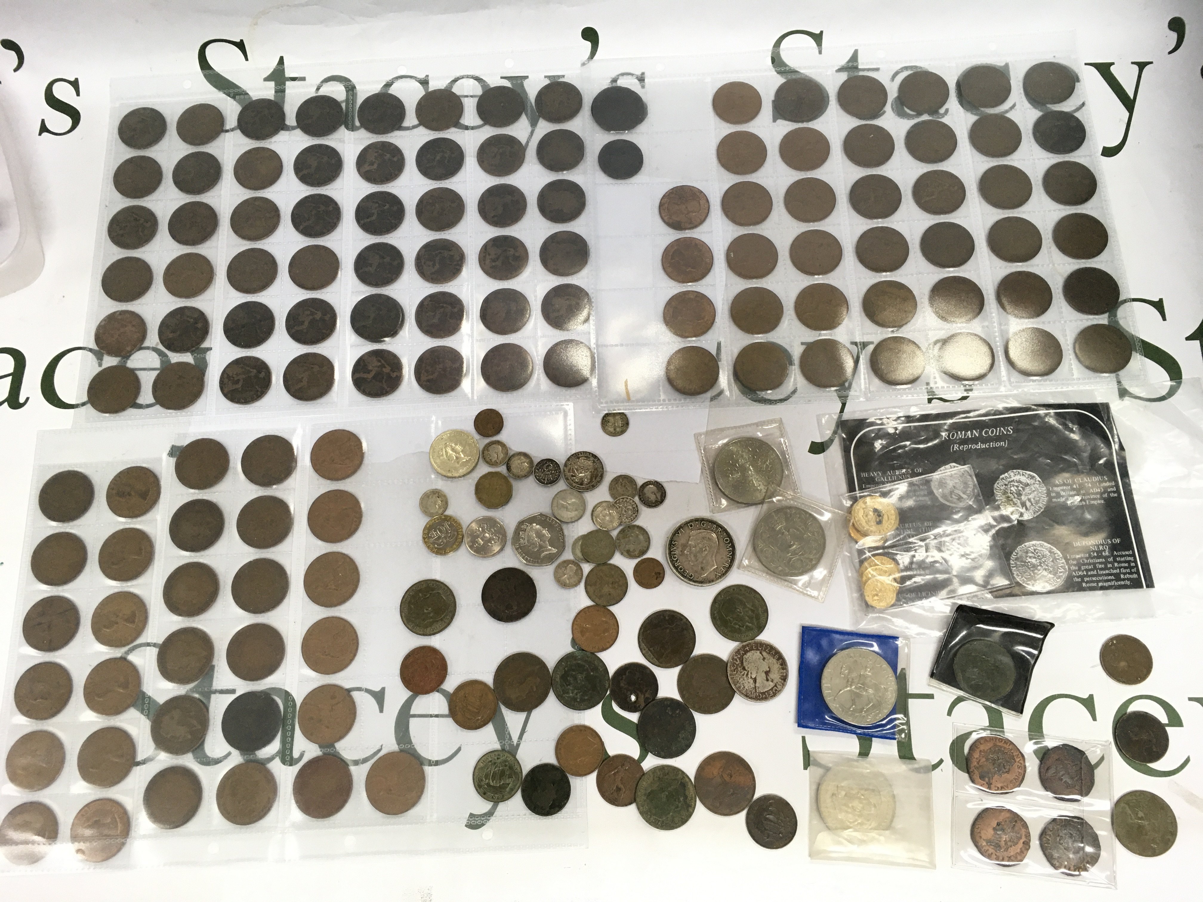 A collection of GBcoinage and world bank notes. Shipping category C.