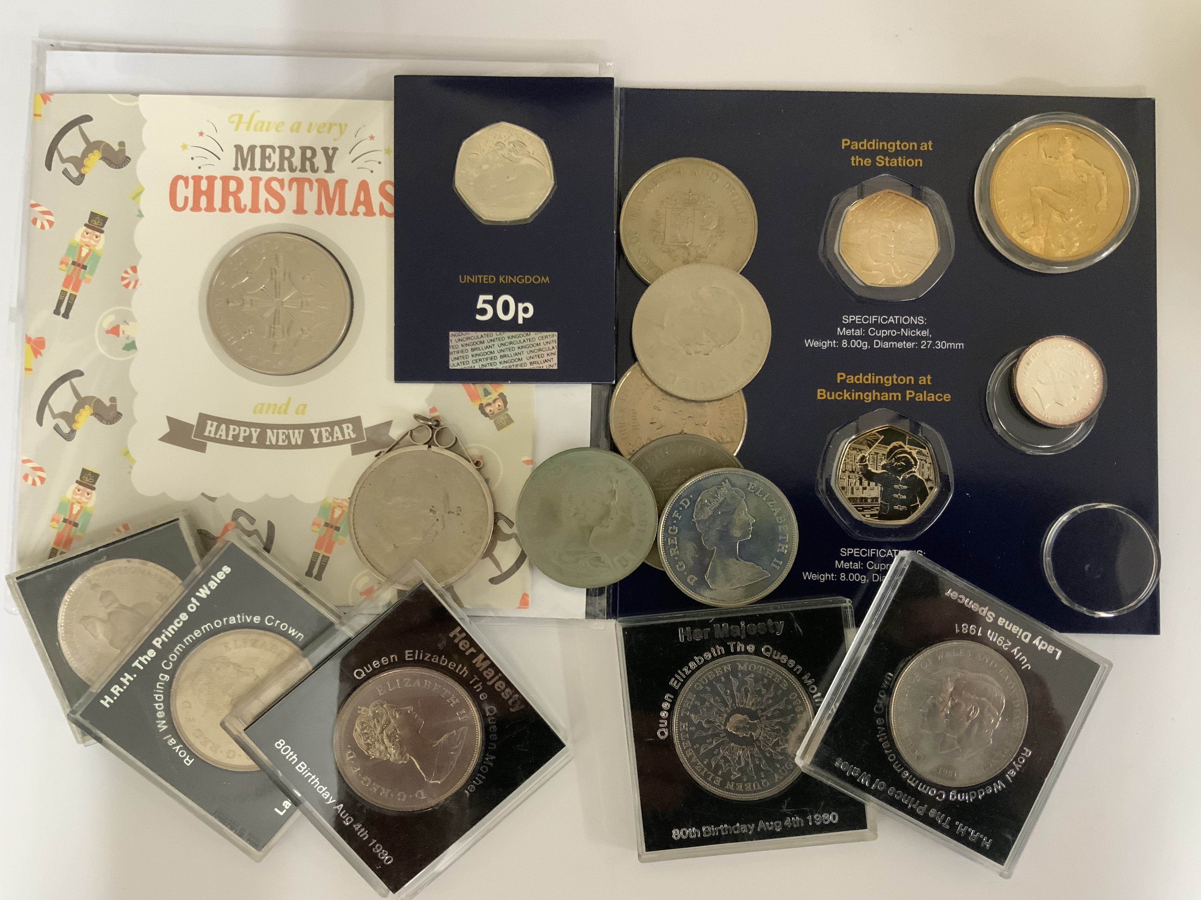 A collection of various coinage to ink luxe commemorative crowns, silver coinage and proof coinage.