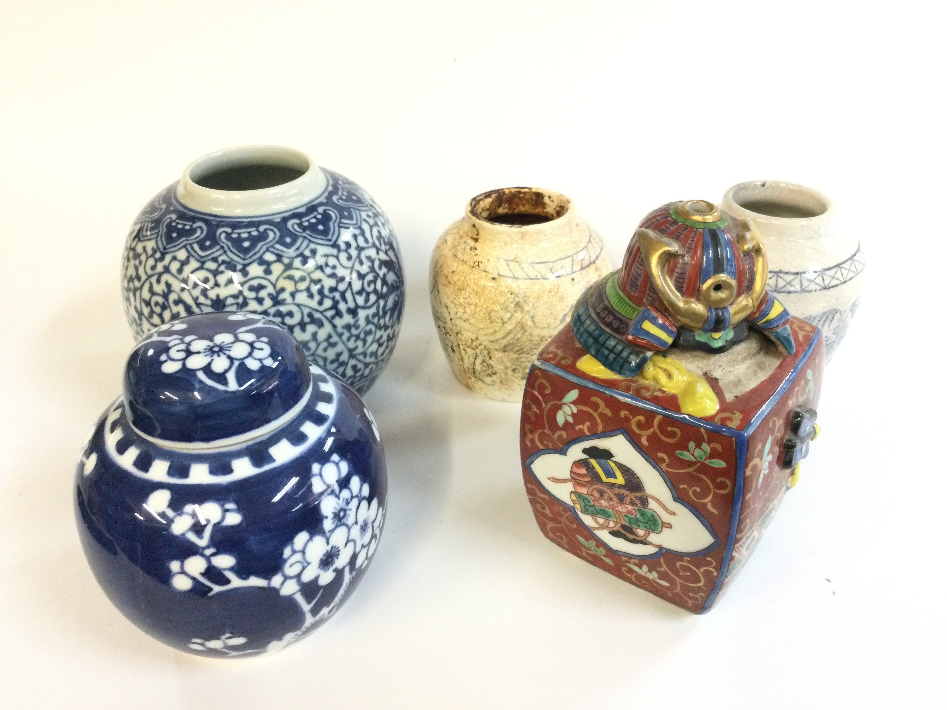 A collection of Chinese jars and a Japanese samurai jar. 9 to 16cm tall. This lot cannot be posted