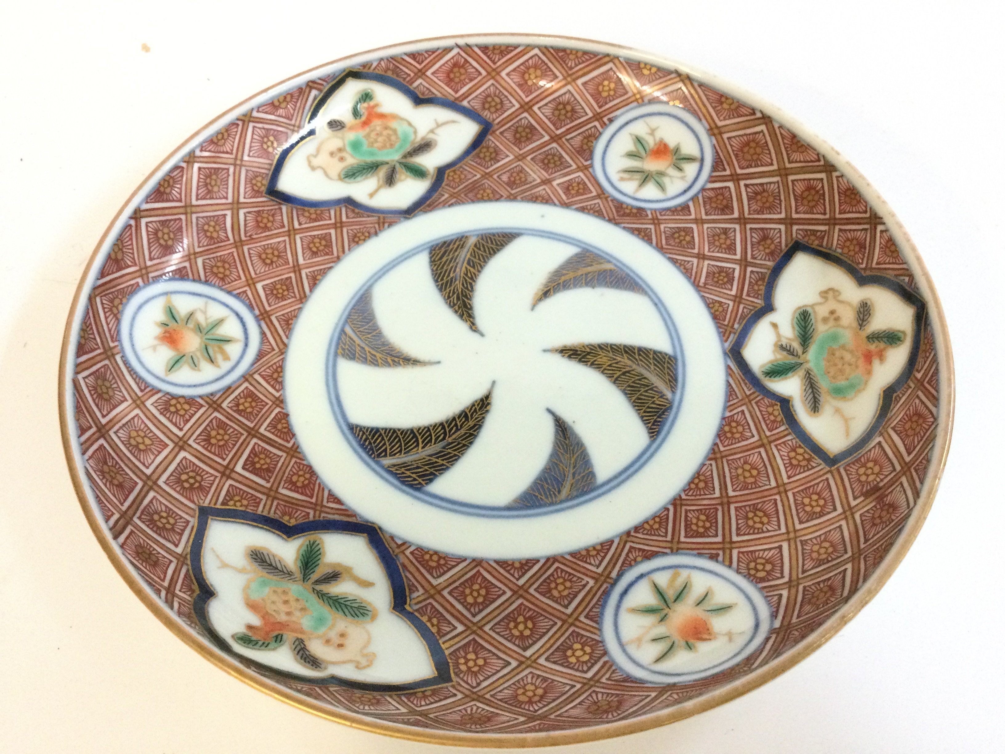A Chinese Imari dish with a six character mark at base. 18cm wide.
