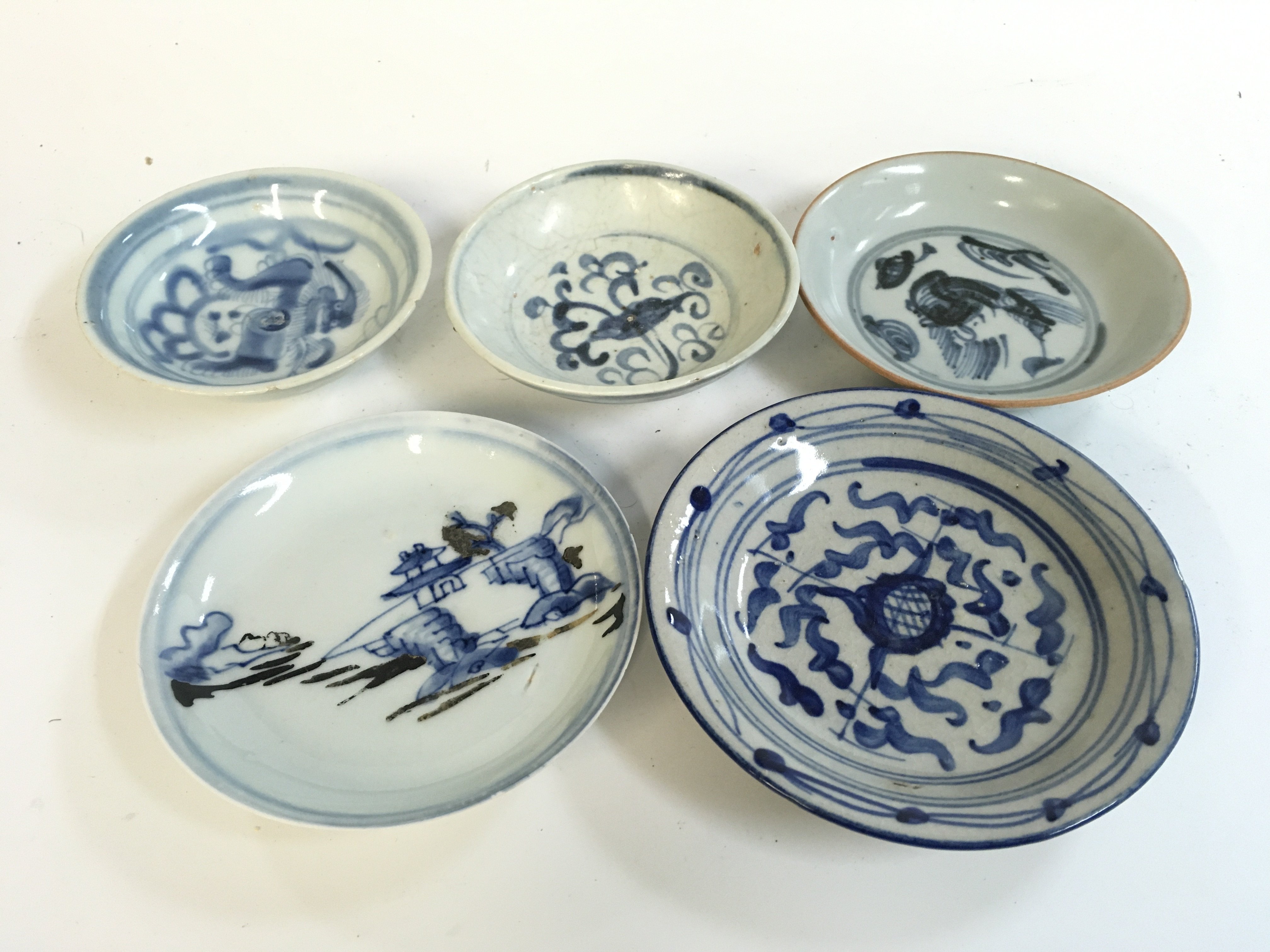 Five Chinese blue and white Ming period style dishes 10 to 13cm wide
