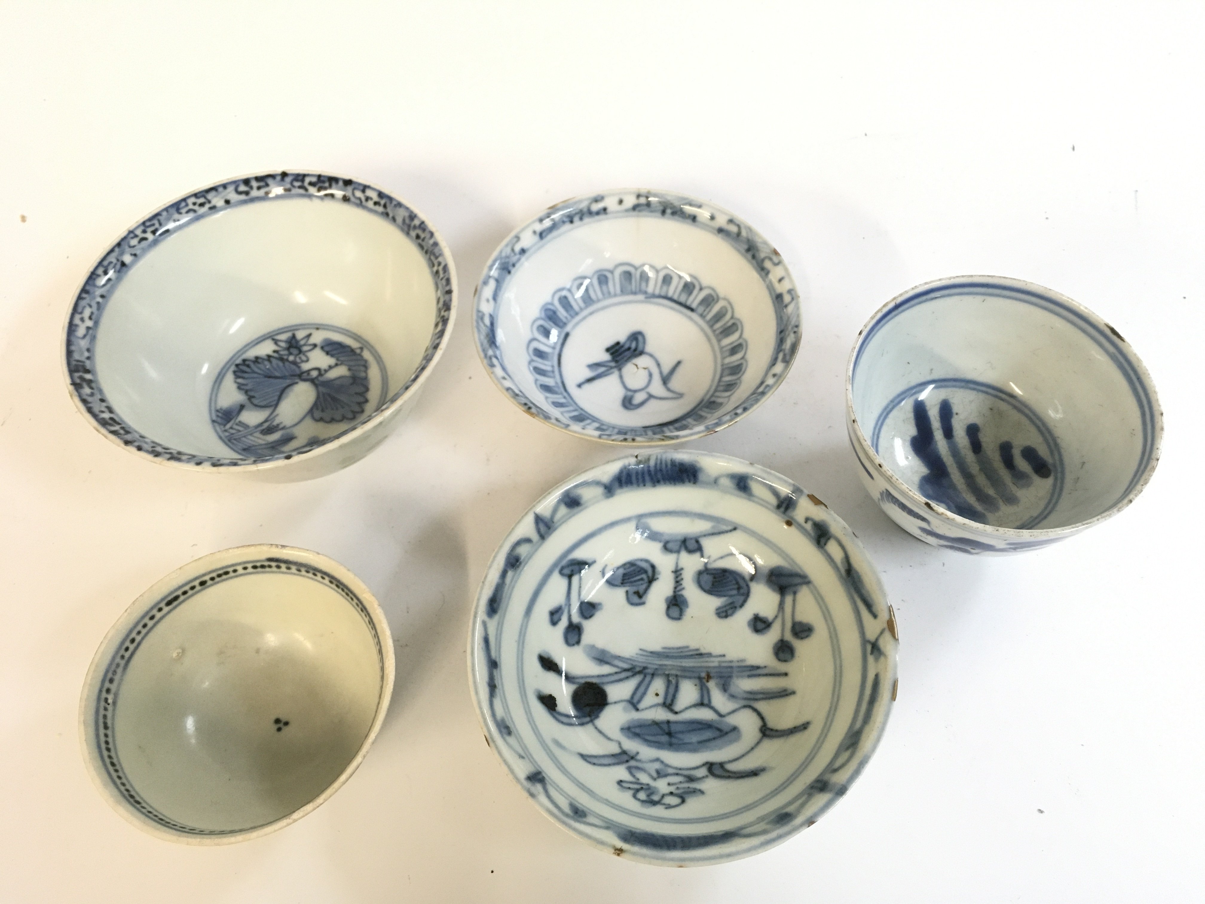 Five Chinese Ming period style blue and white bowls 8 to 12cm wide.
