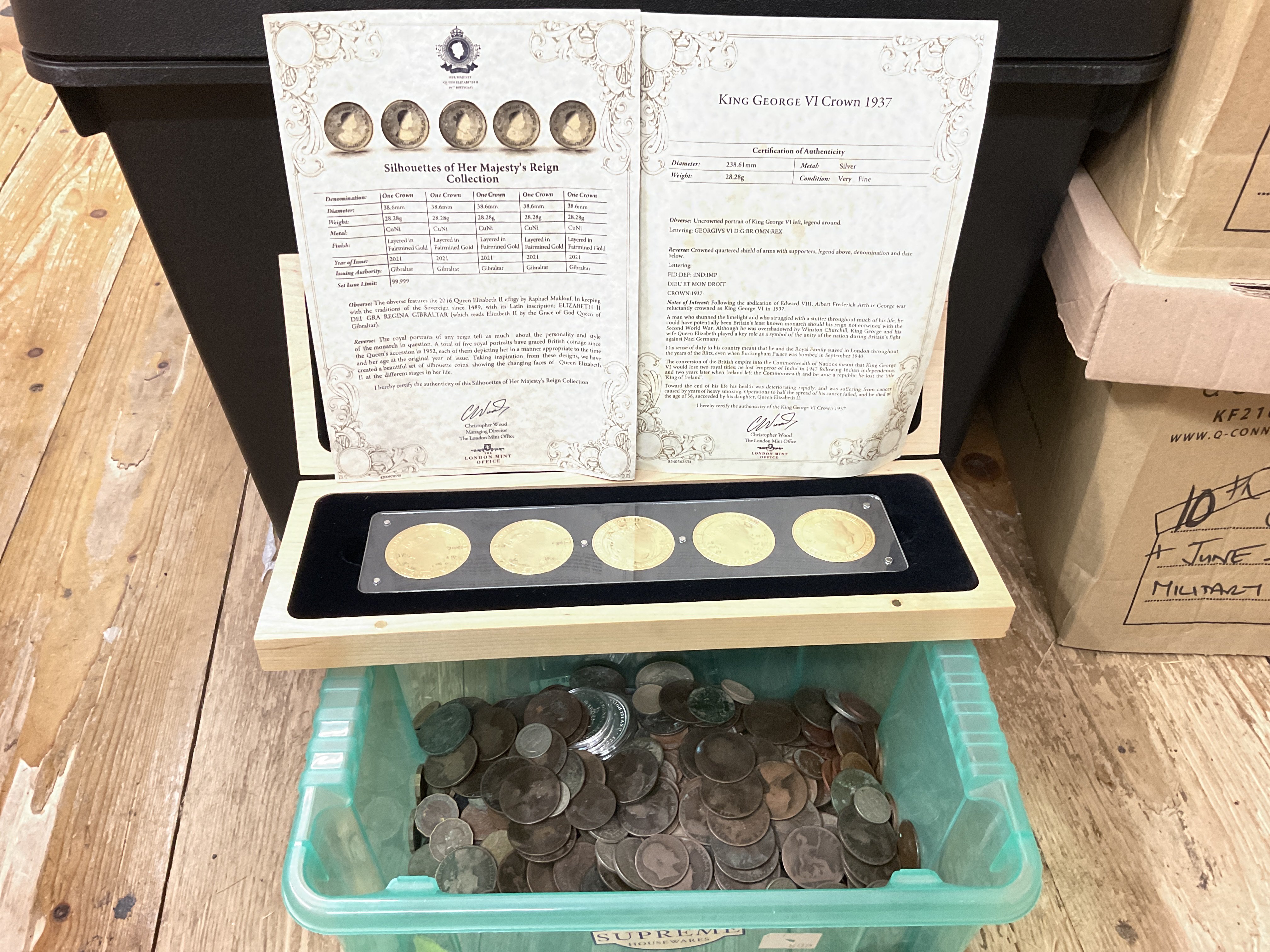 Mixed lot of various copper coinage and CuNu coinage. Postage category D