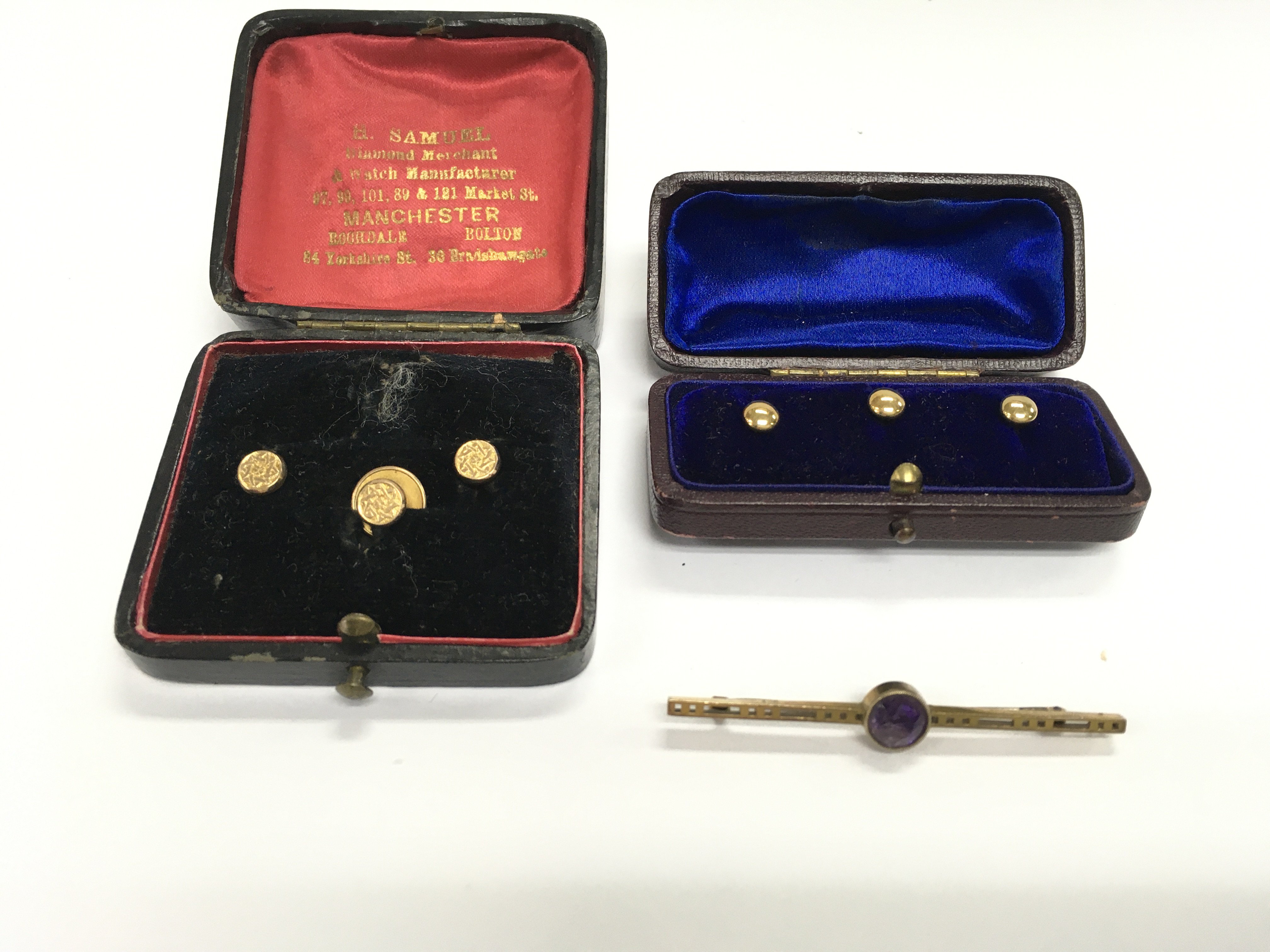 Cased sets of 9ct gold collar studs and a 9ct gold brooch.