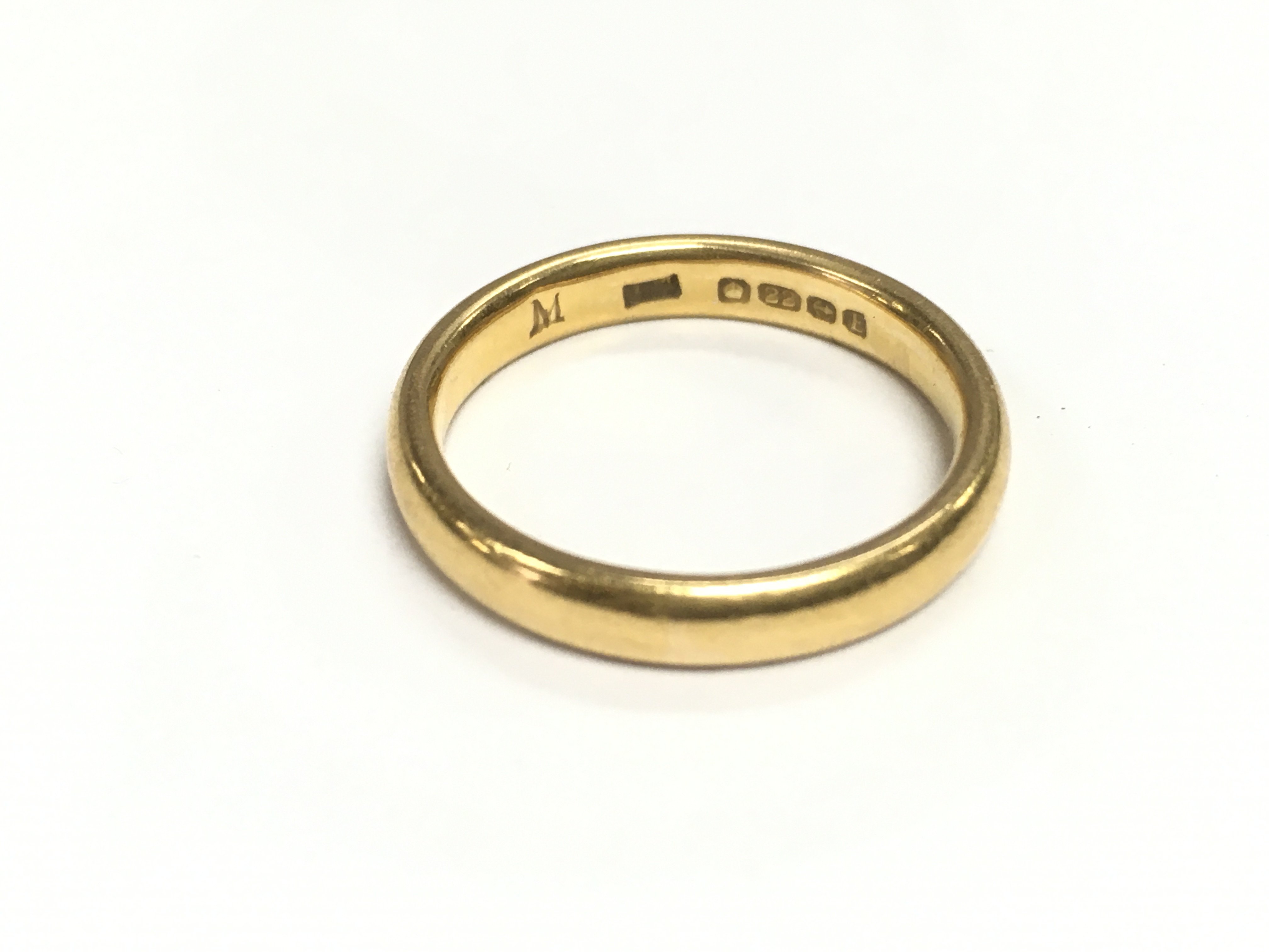 A 22ct gold wedding band size N and 5.20g