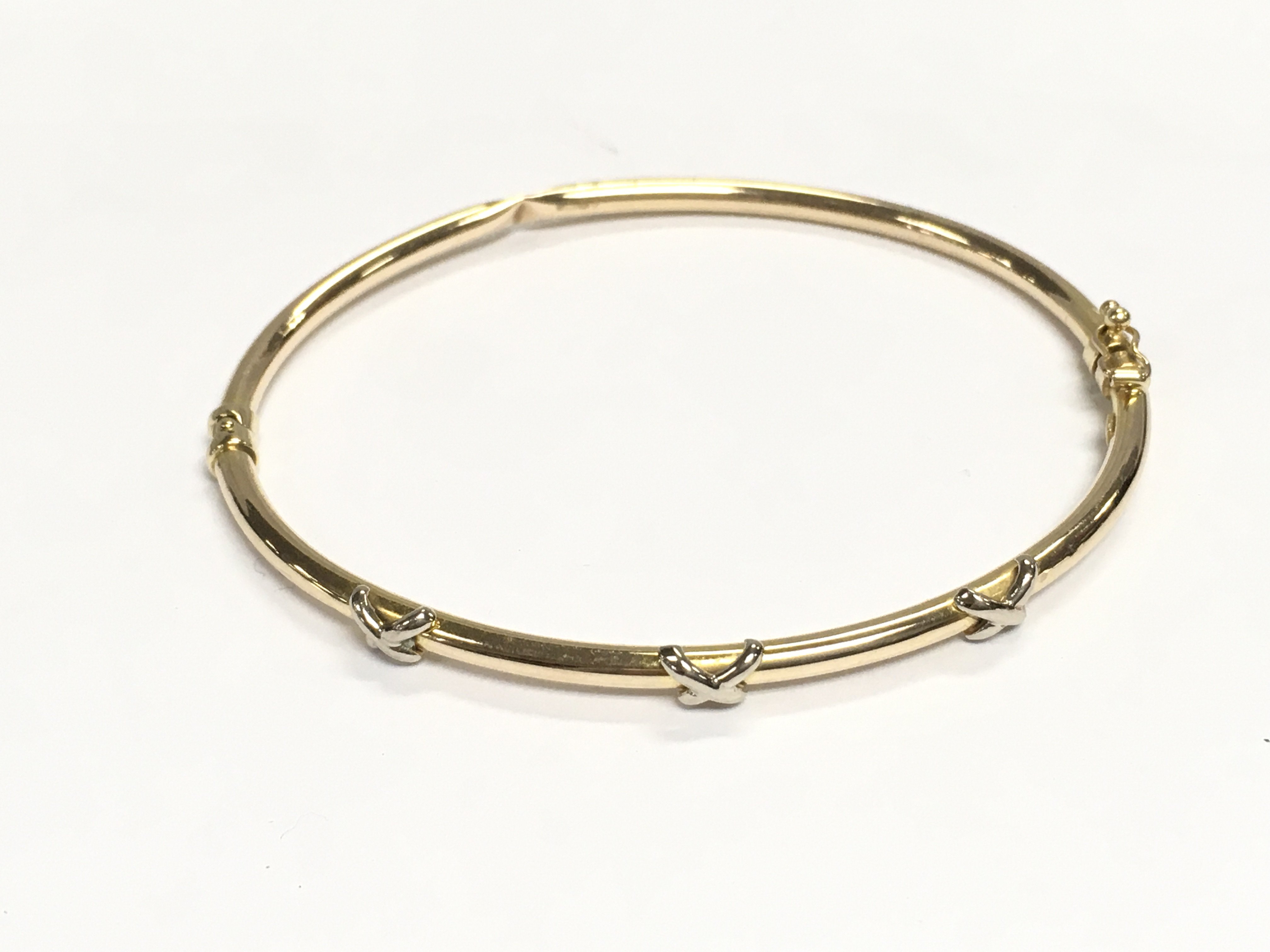 A 9ct gold bangle. Approximately 7cm diameter. 4.39g