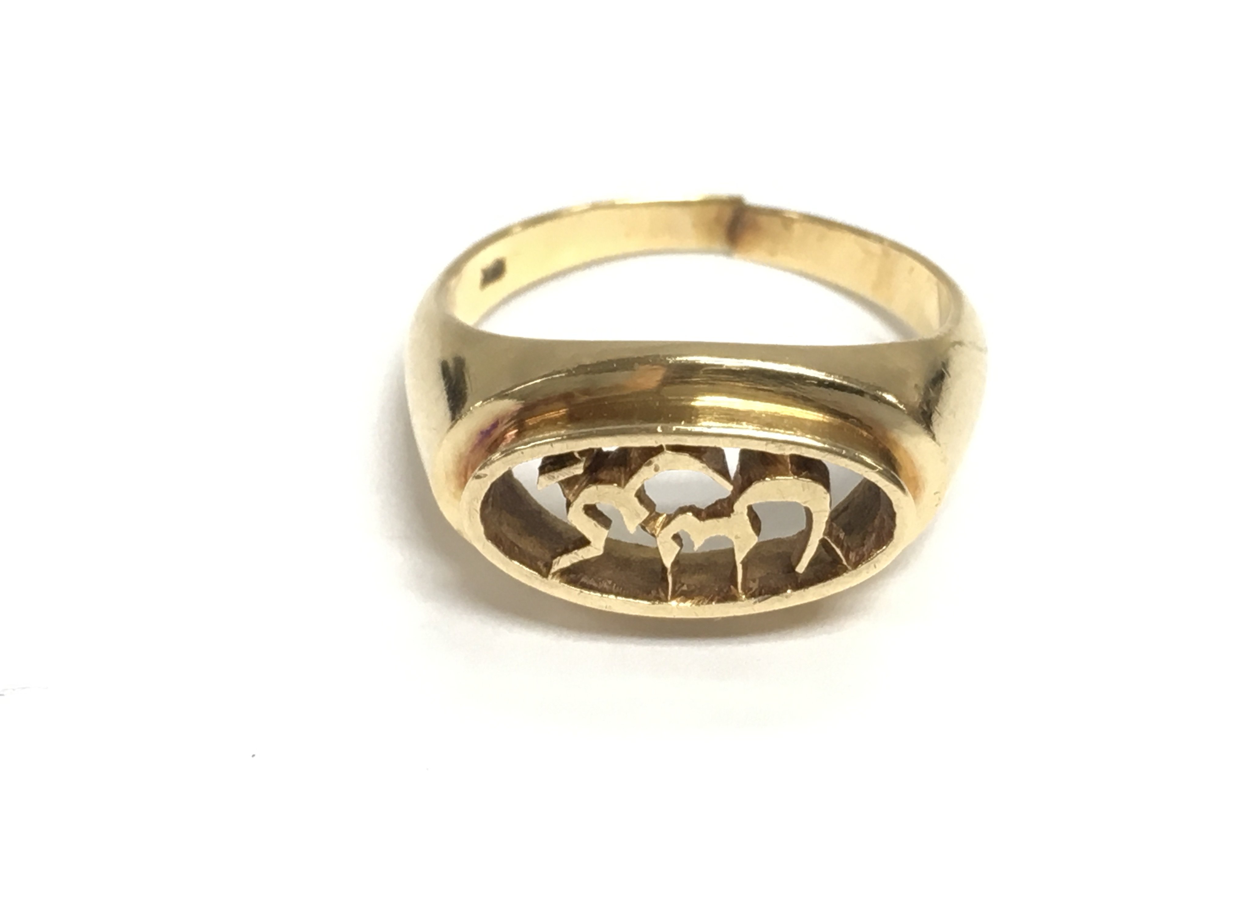 An 18ct gold ring size P 1/2 and 7.16g