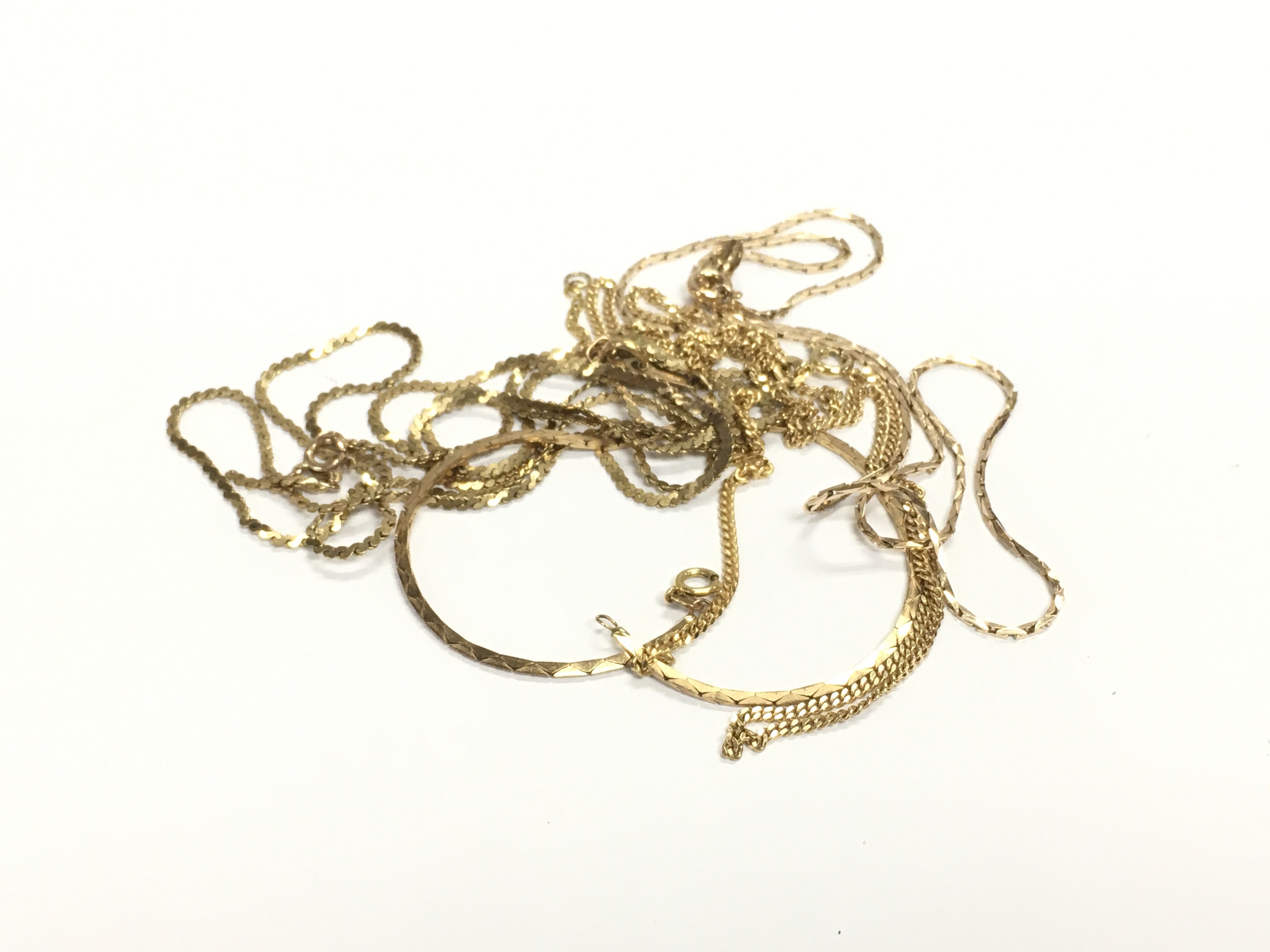 A collection of 9ct gold chains and necklaces some broken. 14.70g Approx