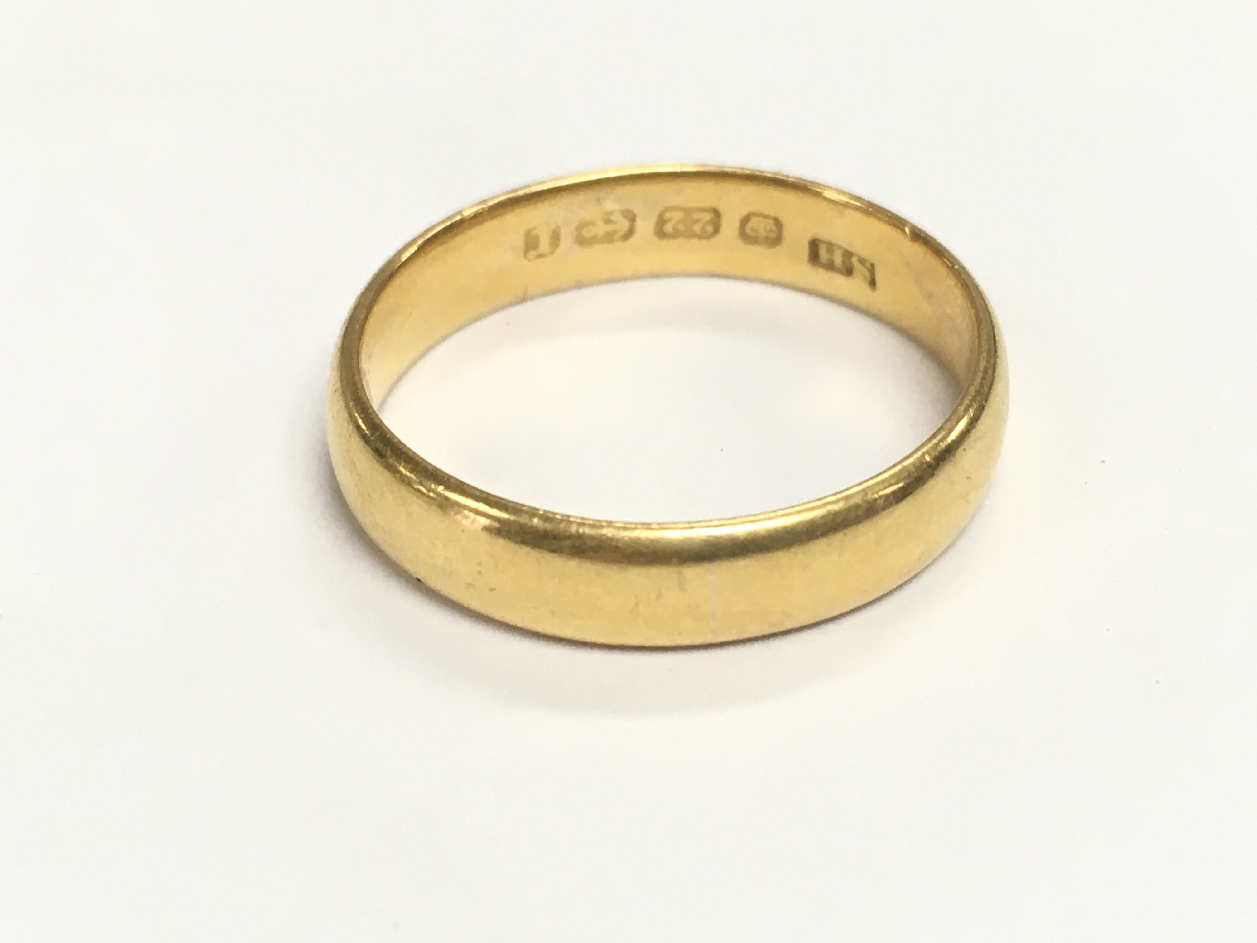 A 22ct gold wedding band4.14g and size K