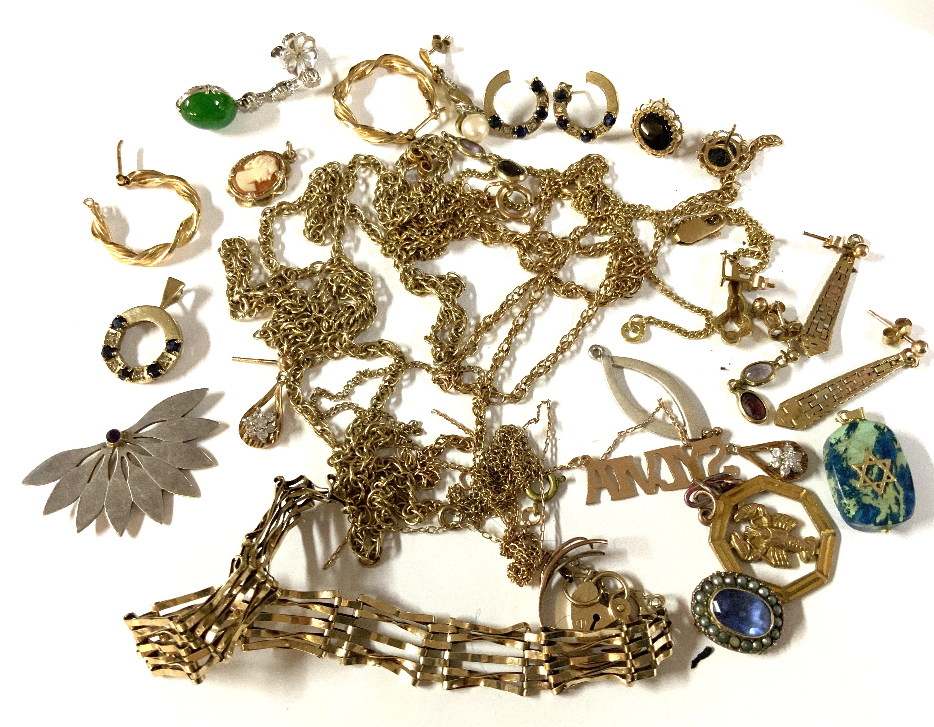 A mixed collection of gold and silver (mostly gold) total weight 60g. (A)