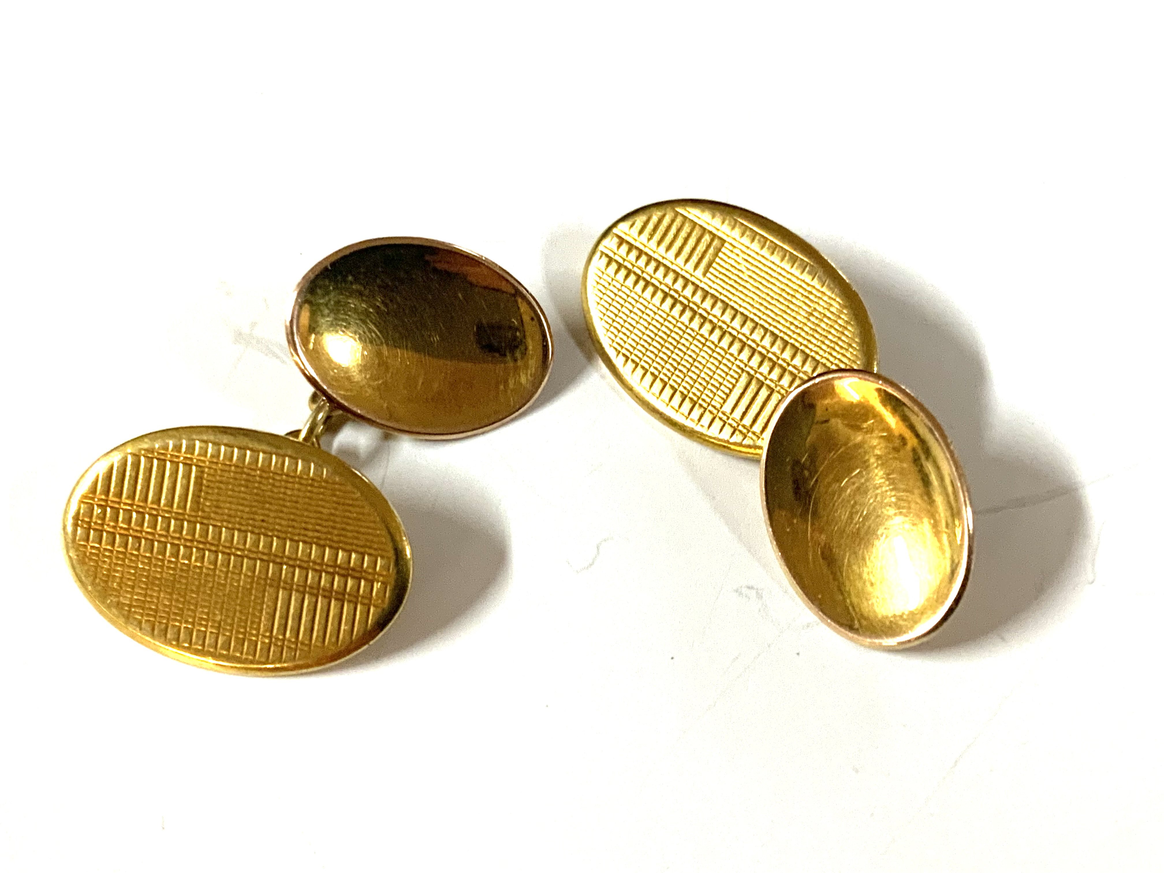 A pair of 9ct gold cuff links. 7.55g (A)
