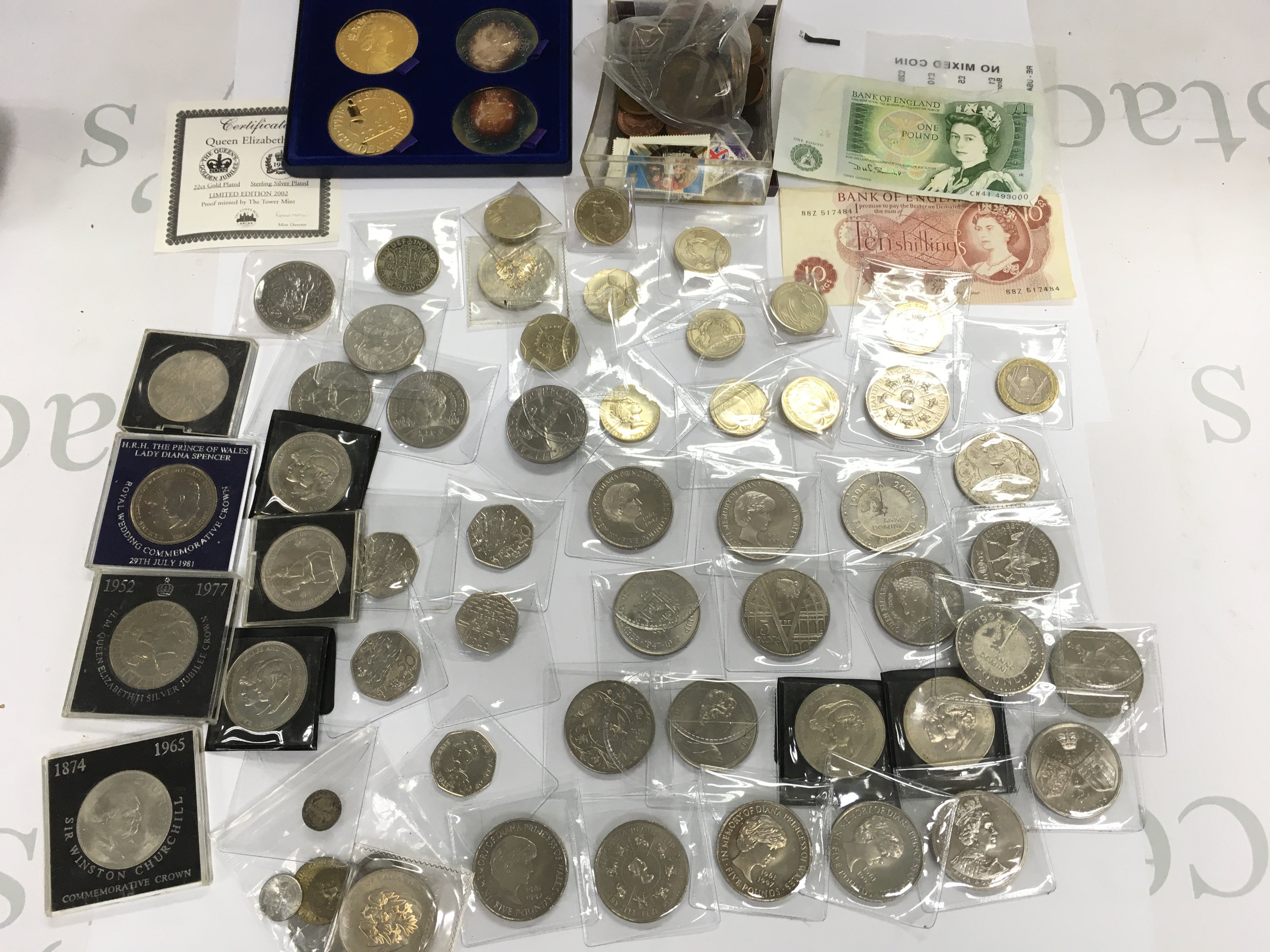 A collection of assorted coinage including &#20132662752 coins and commemorative crowns. Postage B