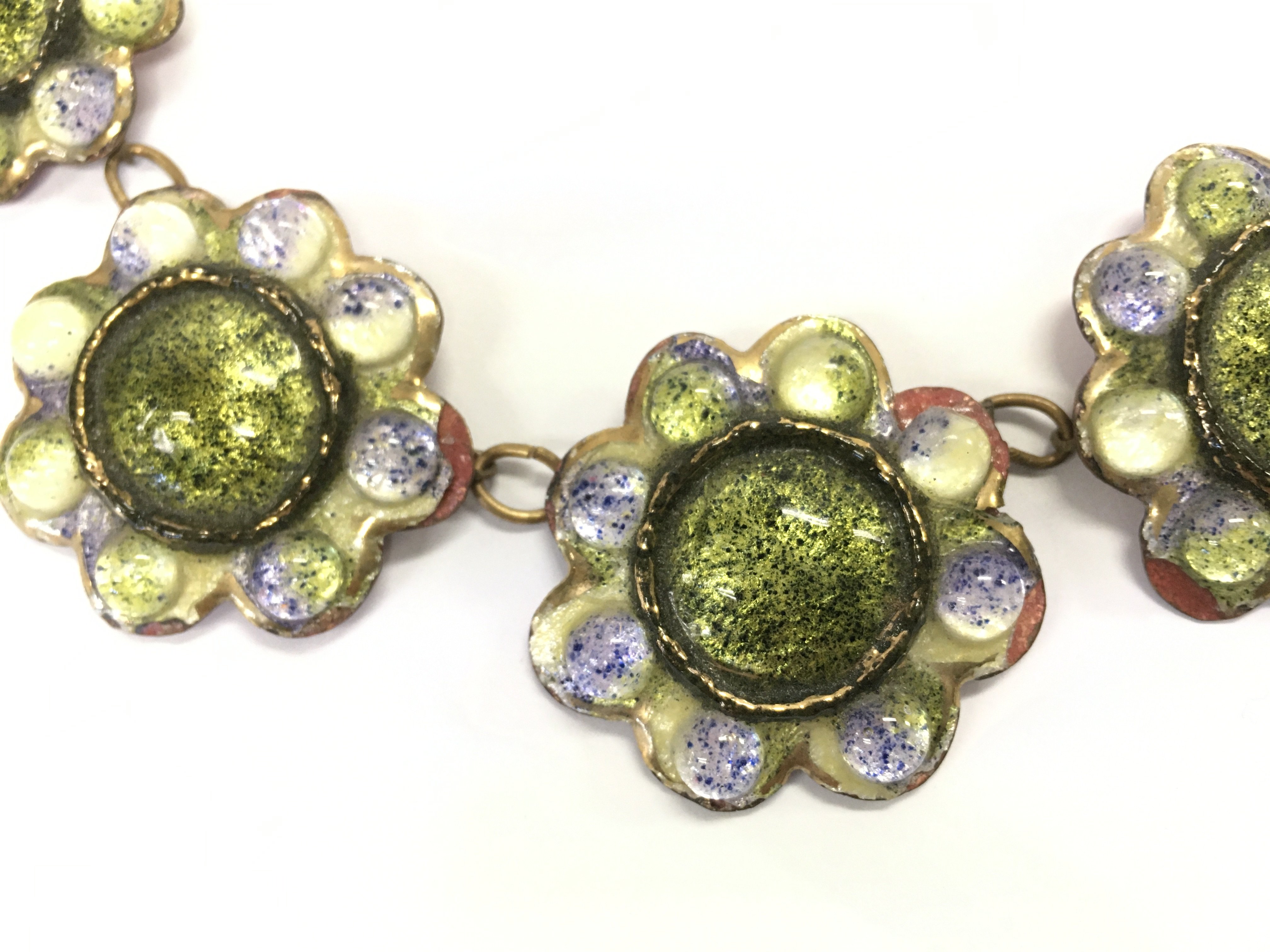 A vintage enamel floral necklace. Postage B. NO RESERVE