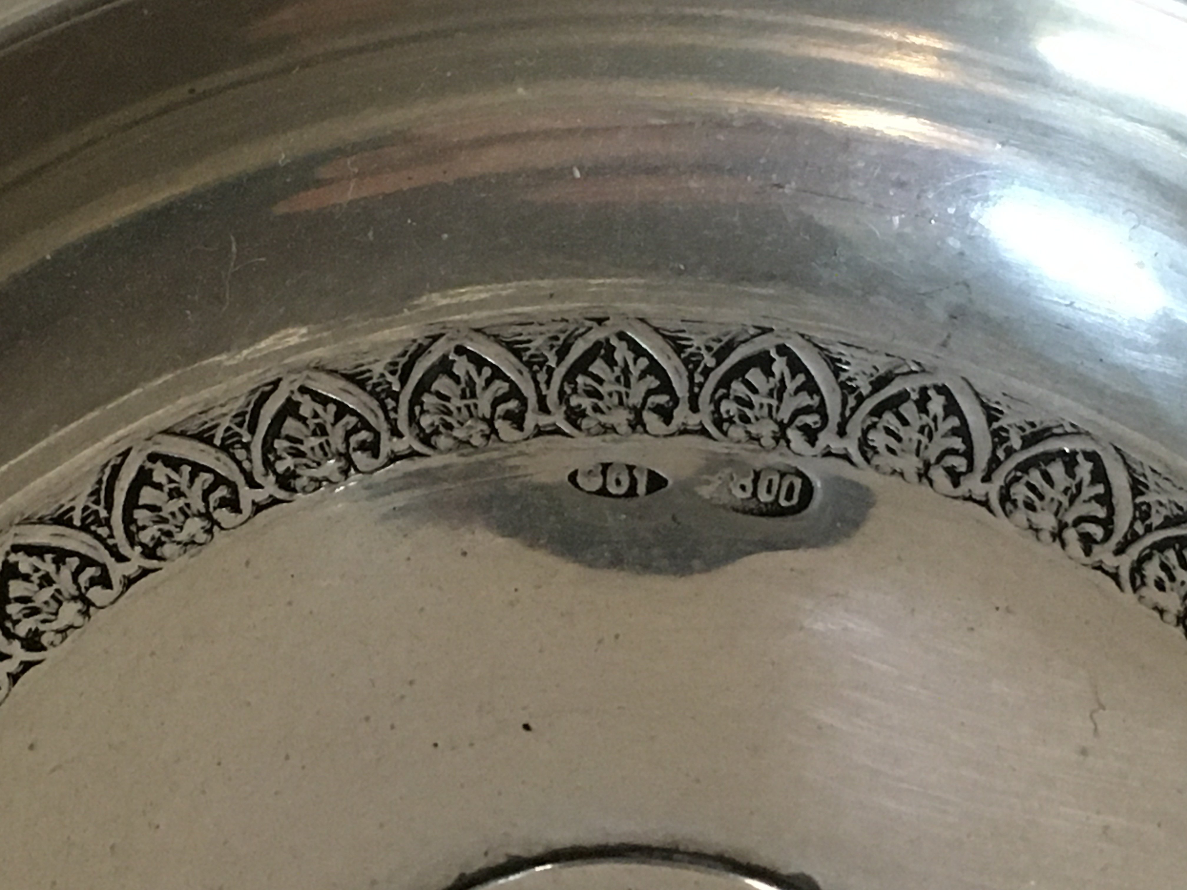 Two silver dishes (marked 800) and two silver beakers. Approximately 150g