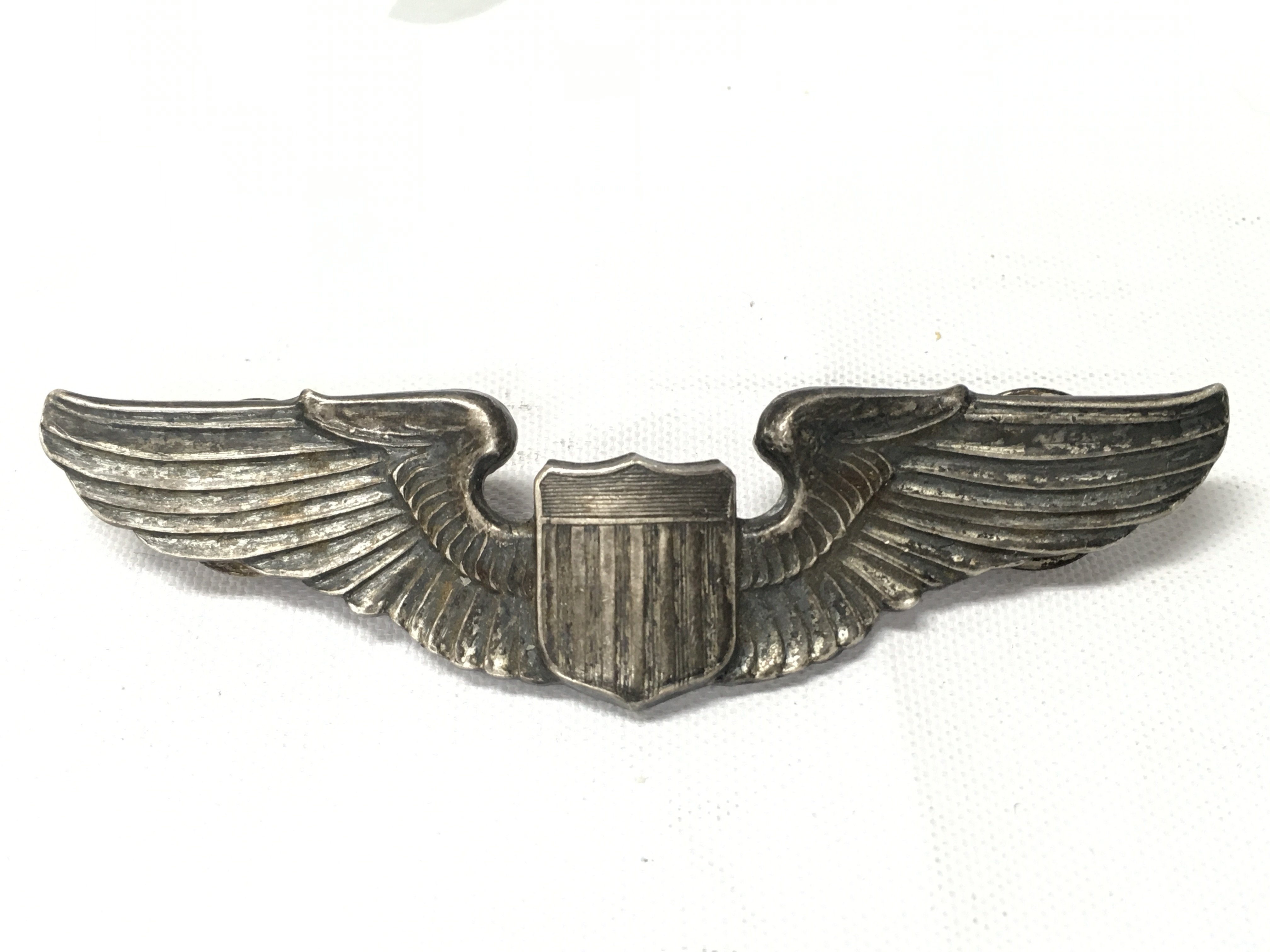 A US airforce badge marked sterling on the back. Approx weight 19.77 grams.
