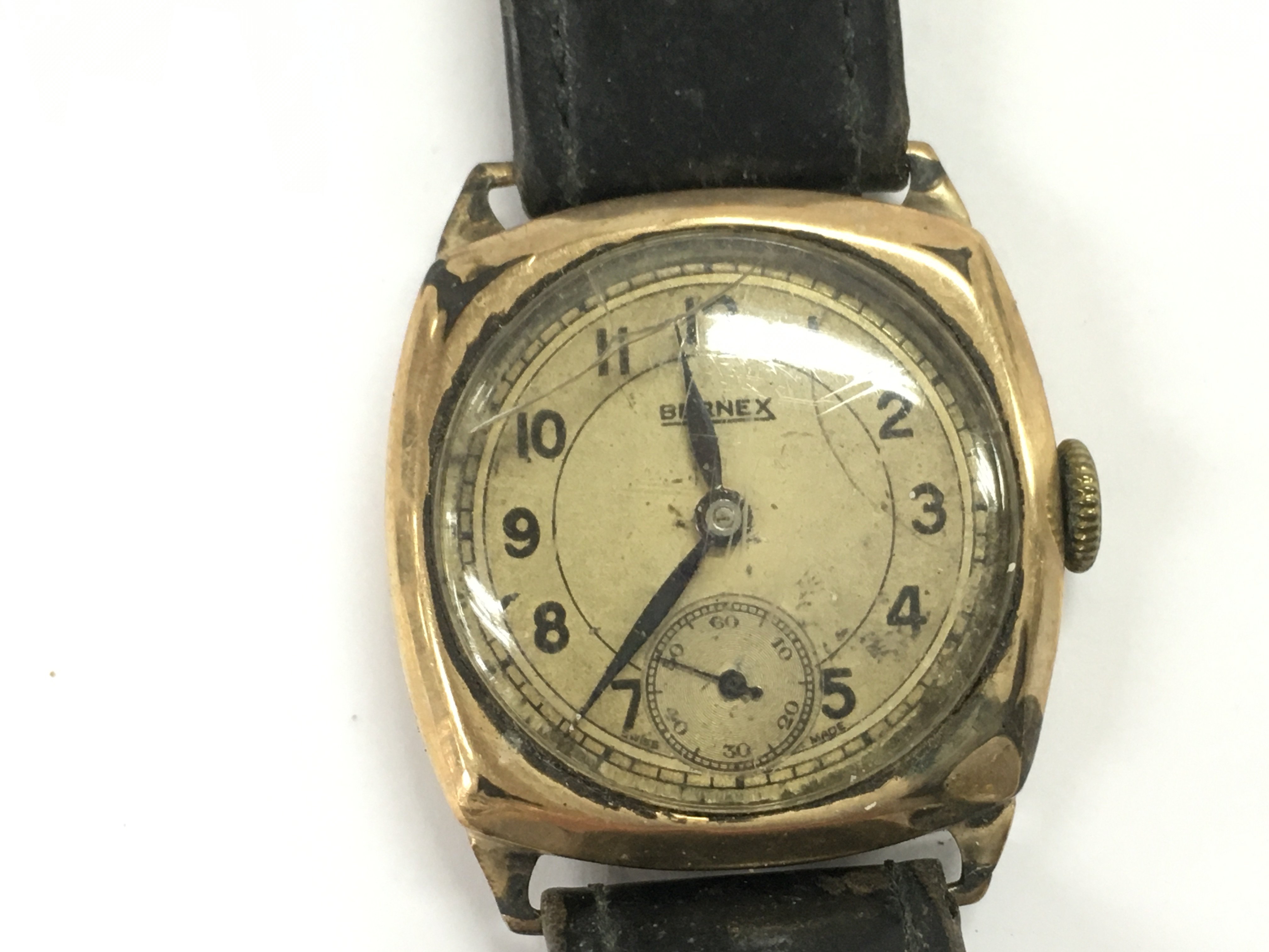 A 9ct gold cased vintage gents watch with leather straps. Not running 21.90g