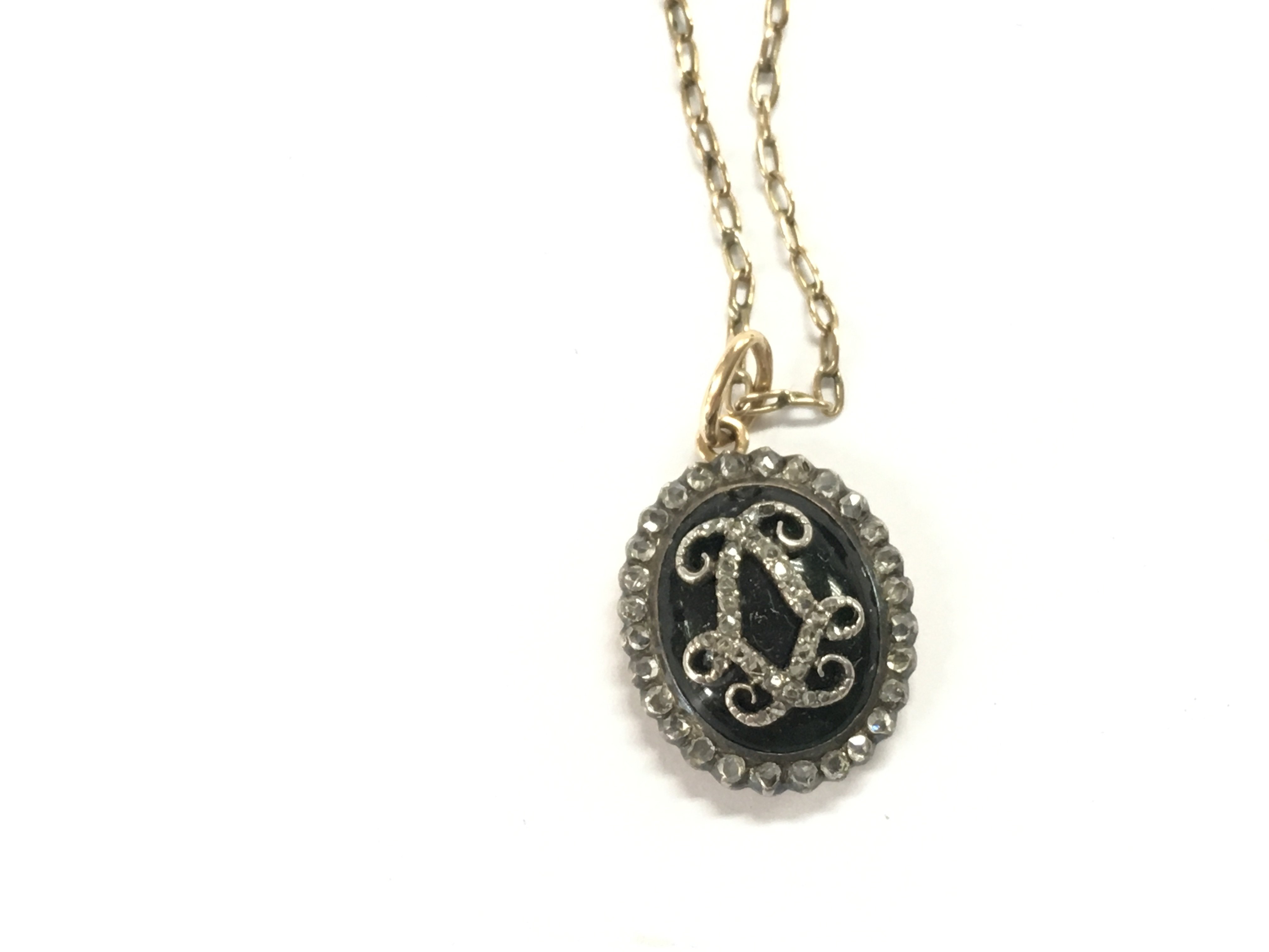 A 9ct gold necklace with pendant. 5.57g chain broken.