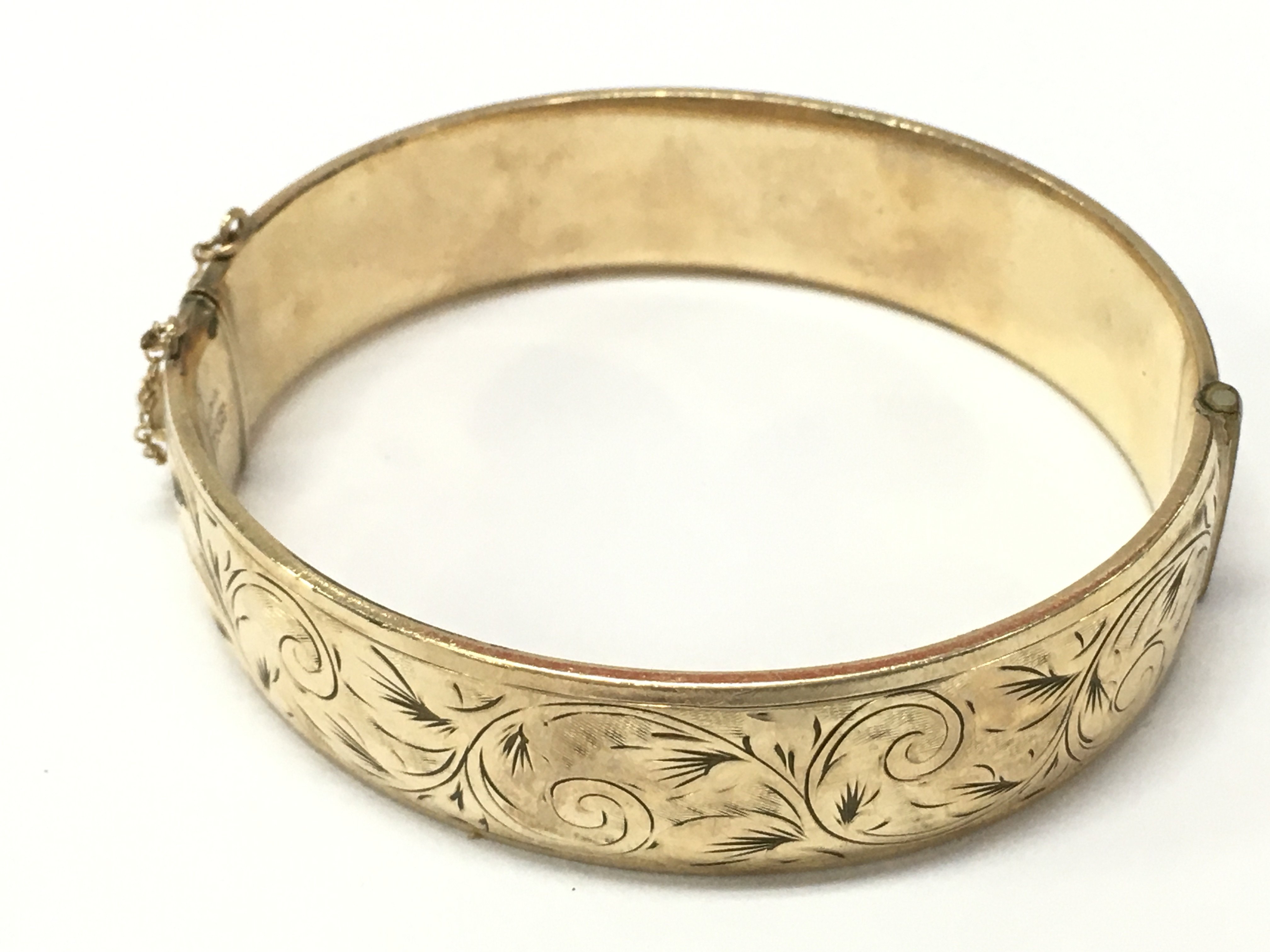 A 1/6th 9 carat gold metal core bracelet , postage category A