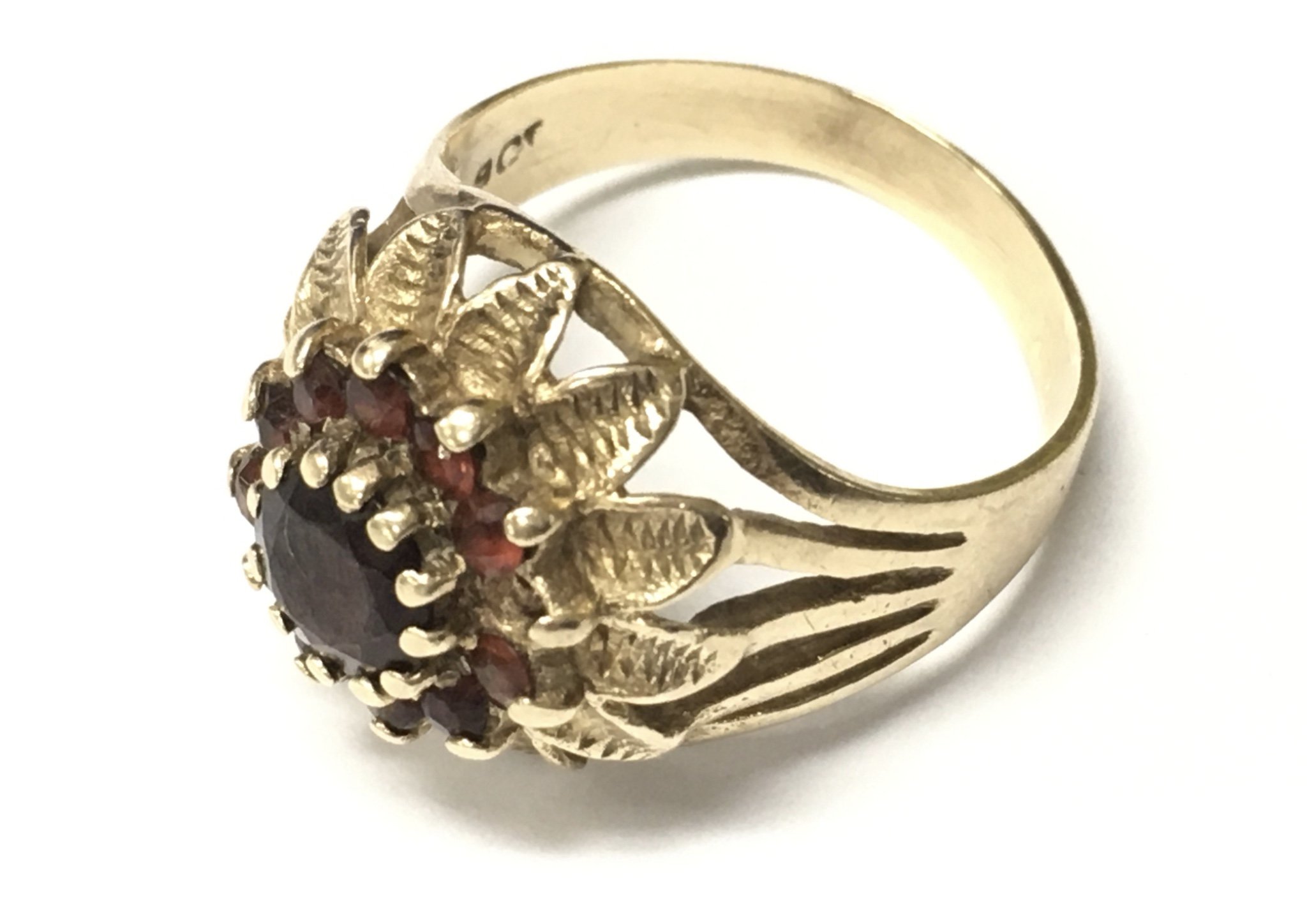 A 9ct gold garnet set ring. Approx size P, Approx weight 4.70 grams.