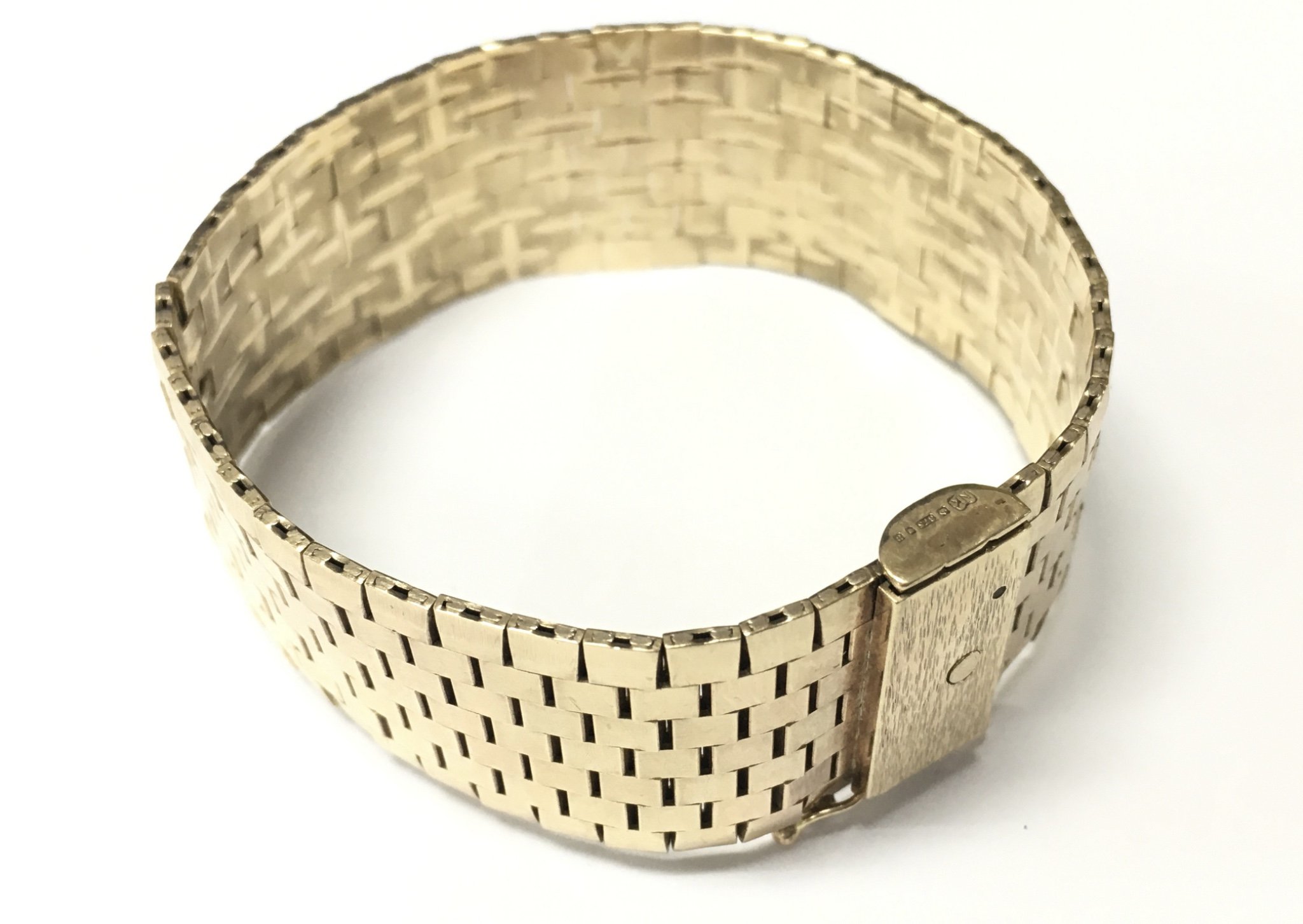 A 9ct gold solid row link bracelet. Approx length 7.5 inches, Approx weight 52.74 grams.