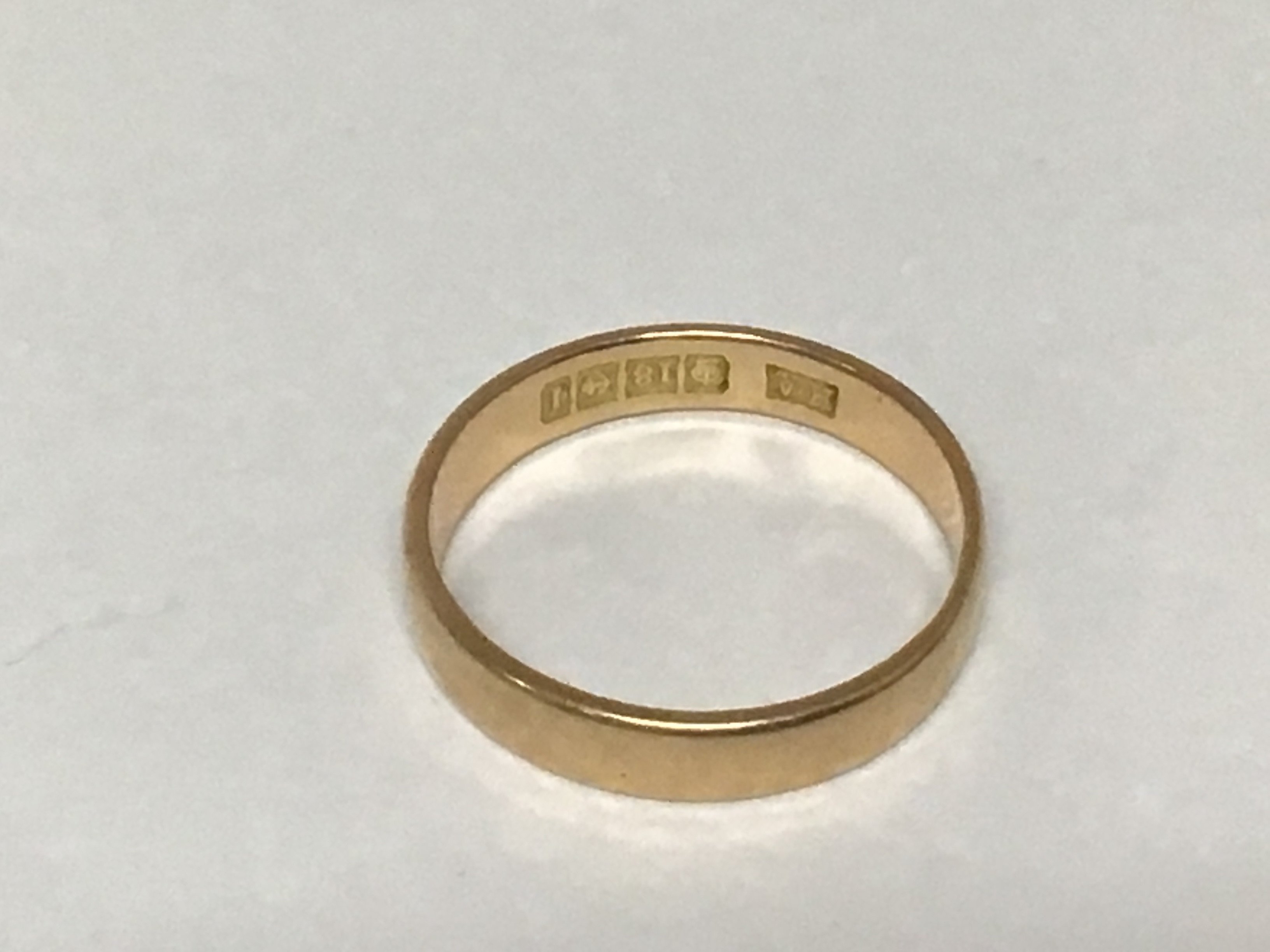 An 18carat gold wedding band weight 4g approximately.