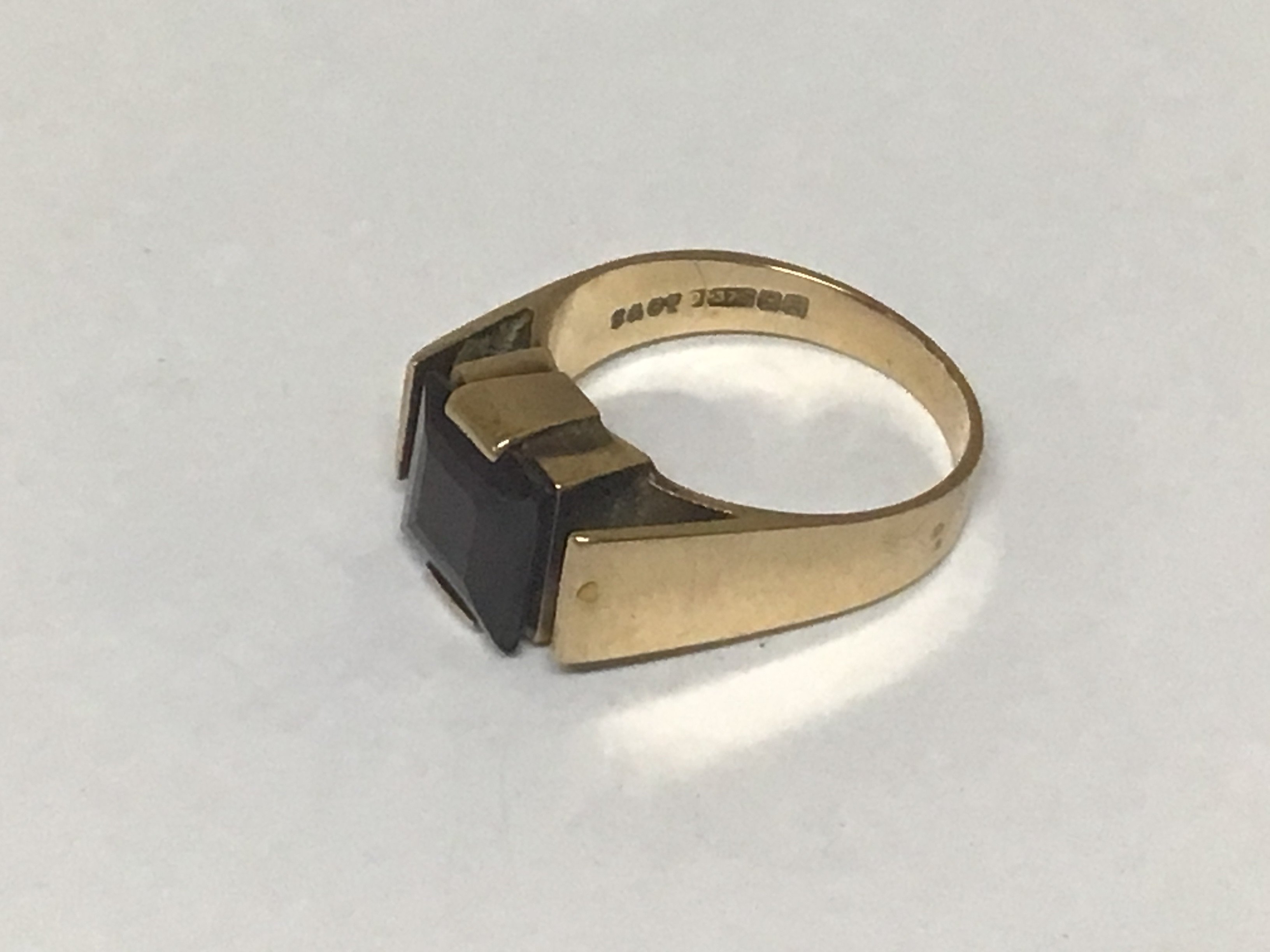 A 9carat gold ring set with a garnet weight 5g