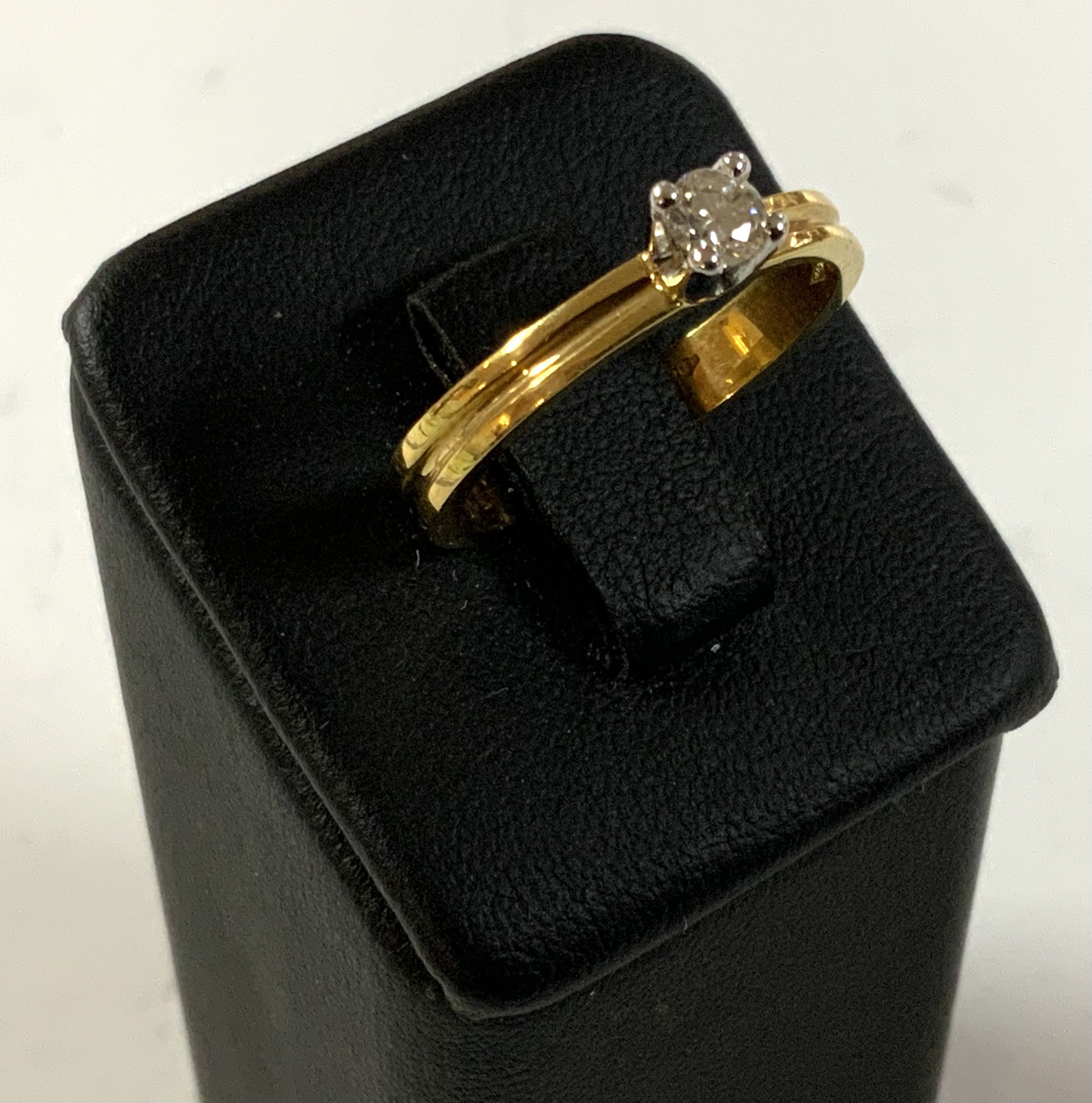A good quality 18ct double band design 0.23ct solitare. (P)