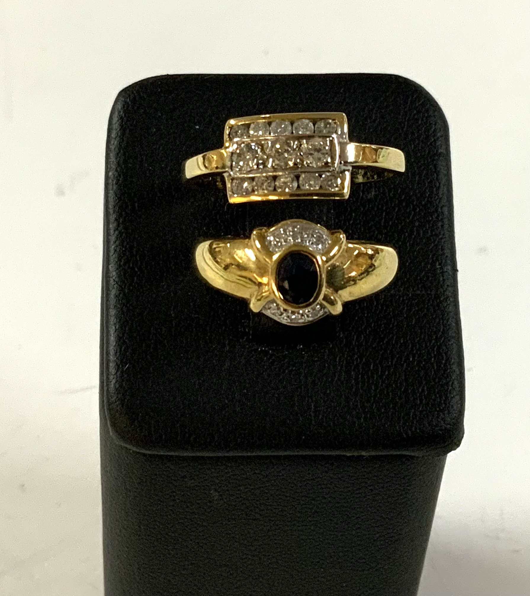 2 18ct gold rings. (A)