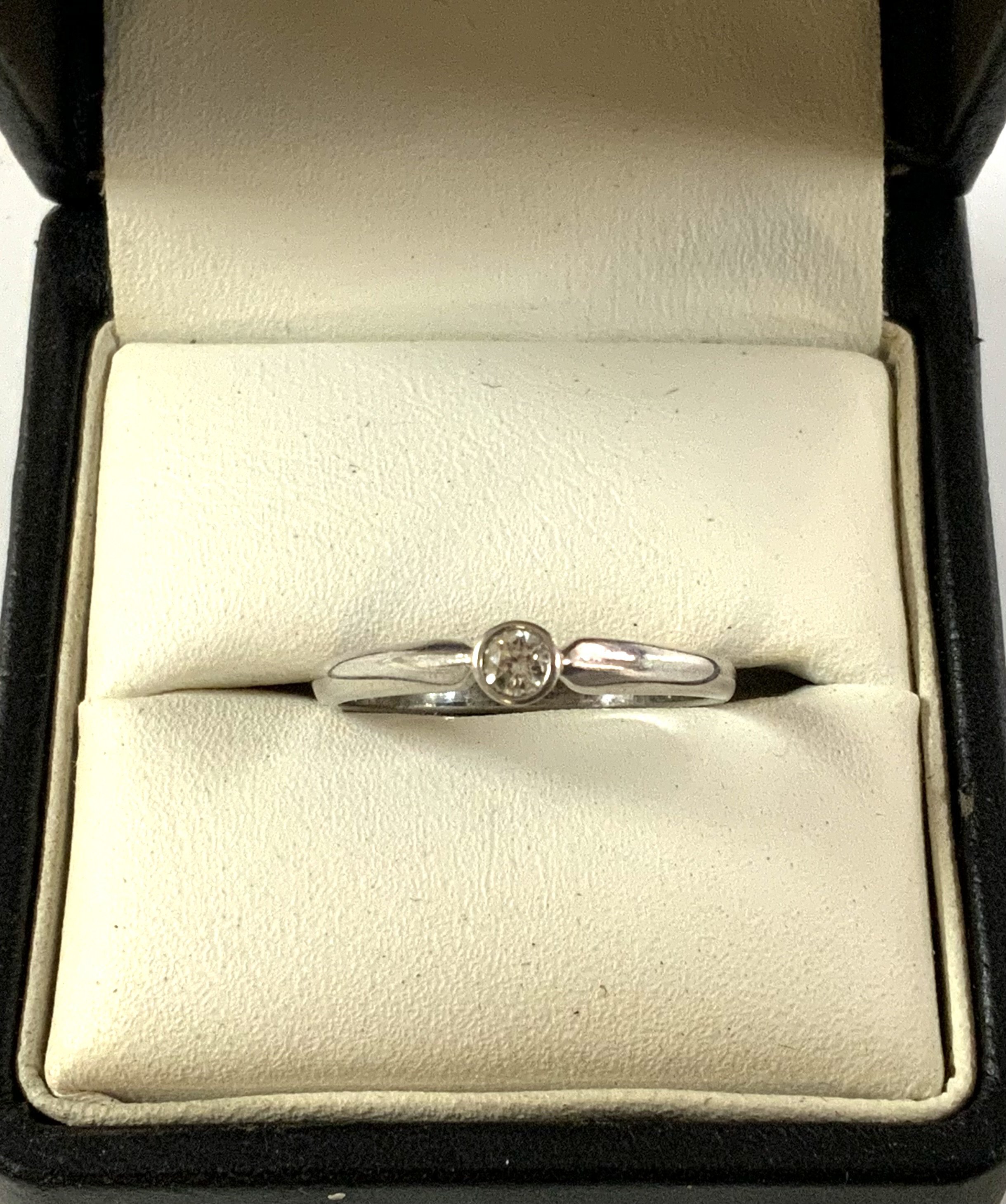 A 9ct gold diamond solitare ring. (A)