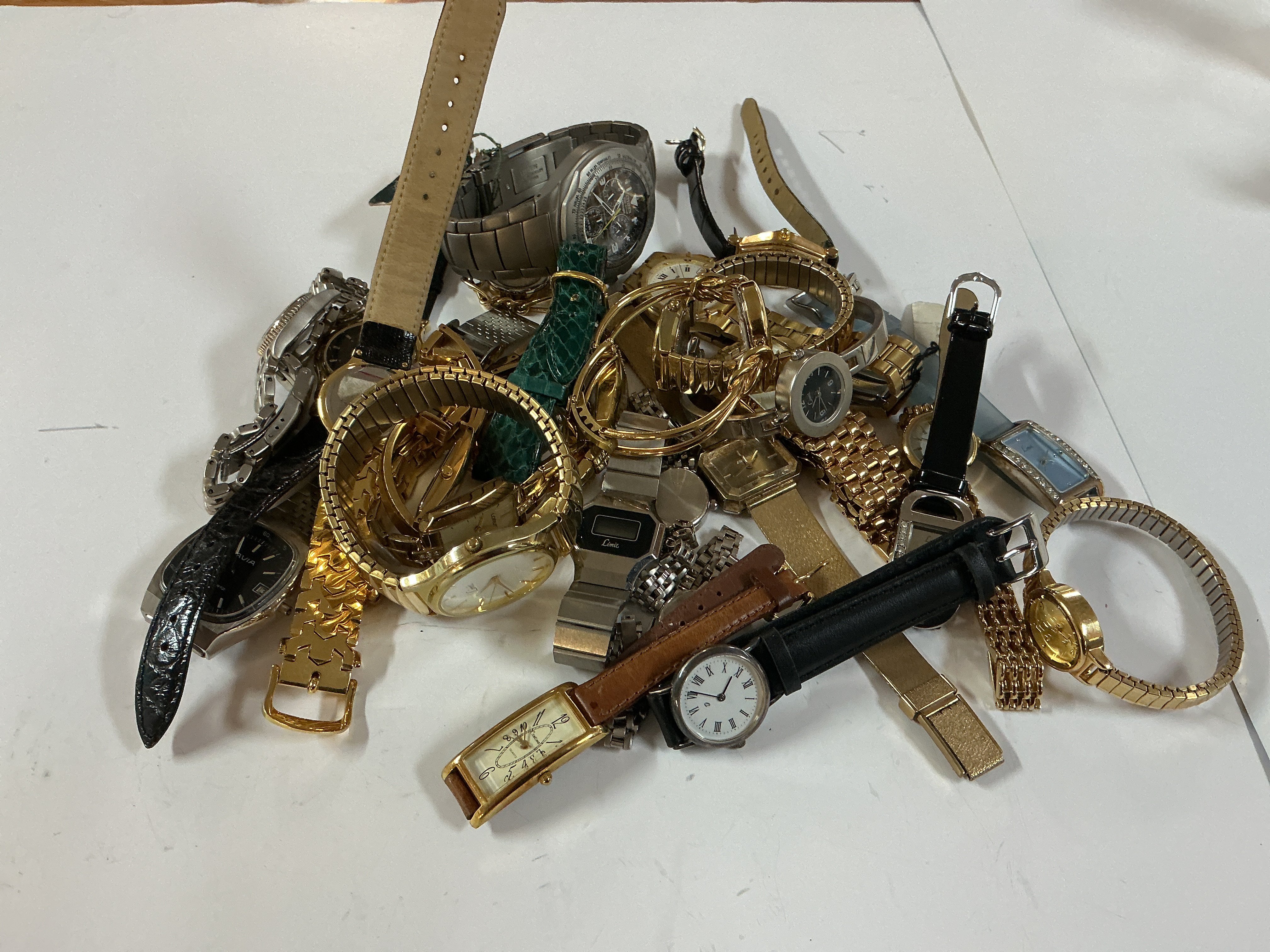 A mixed lot of watches containing limit watches and various other brands.