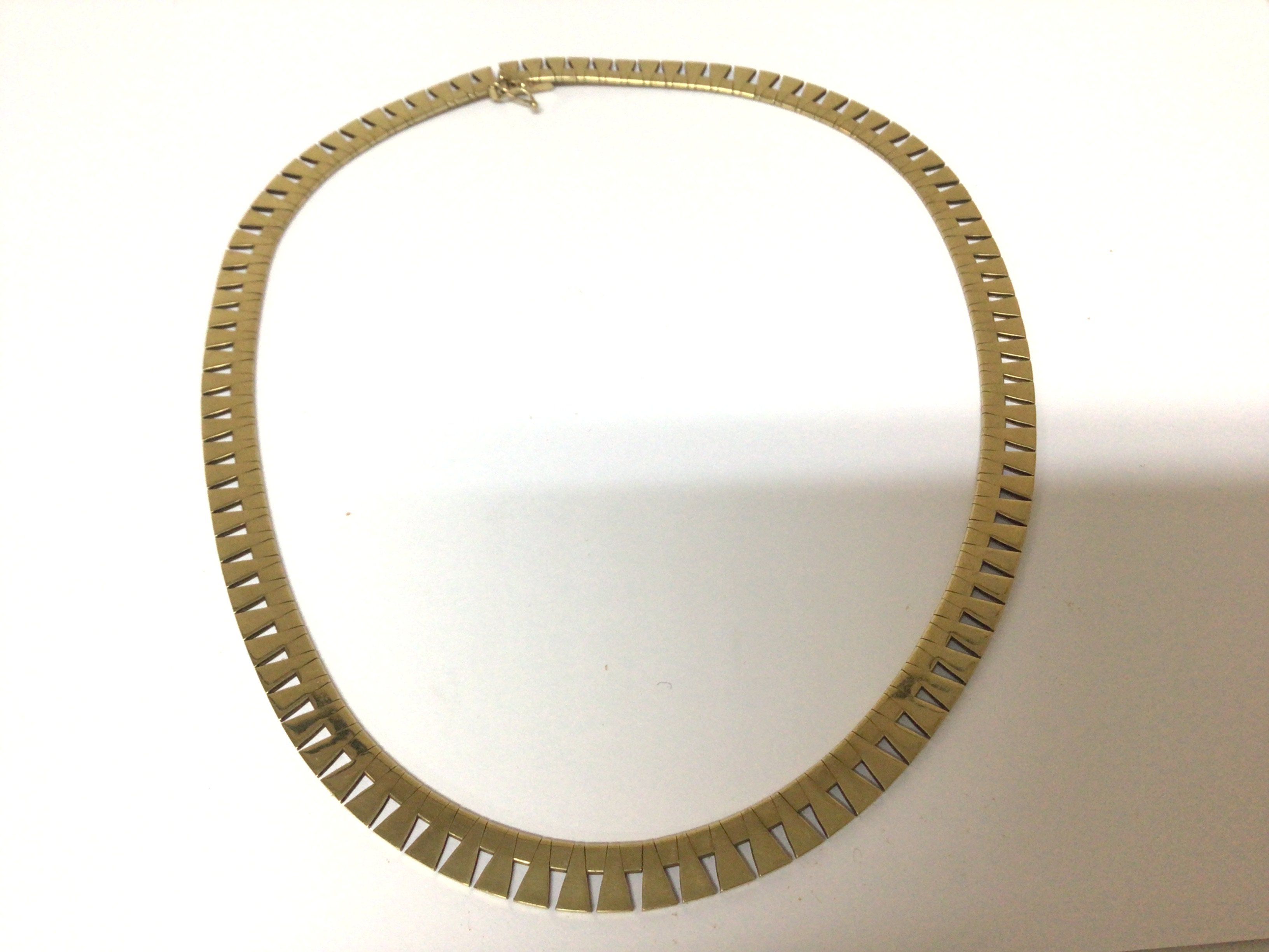 A modern design 9carat gold necklace. Weight 29g approximately.