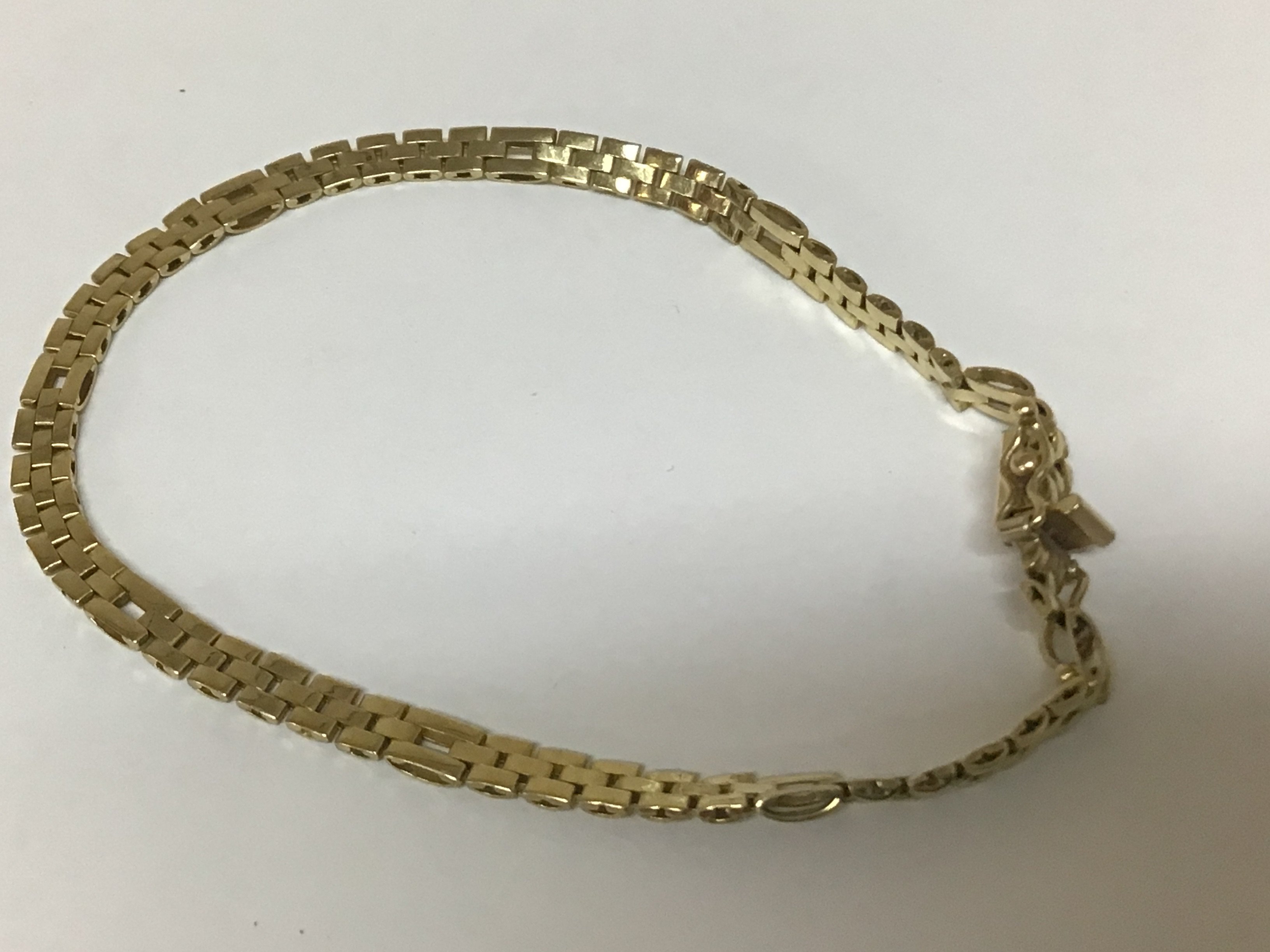 A 9carat gold bracelet with alternating graduating links. Weight 5.5g