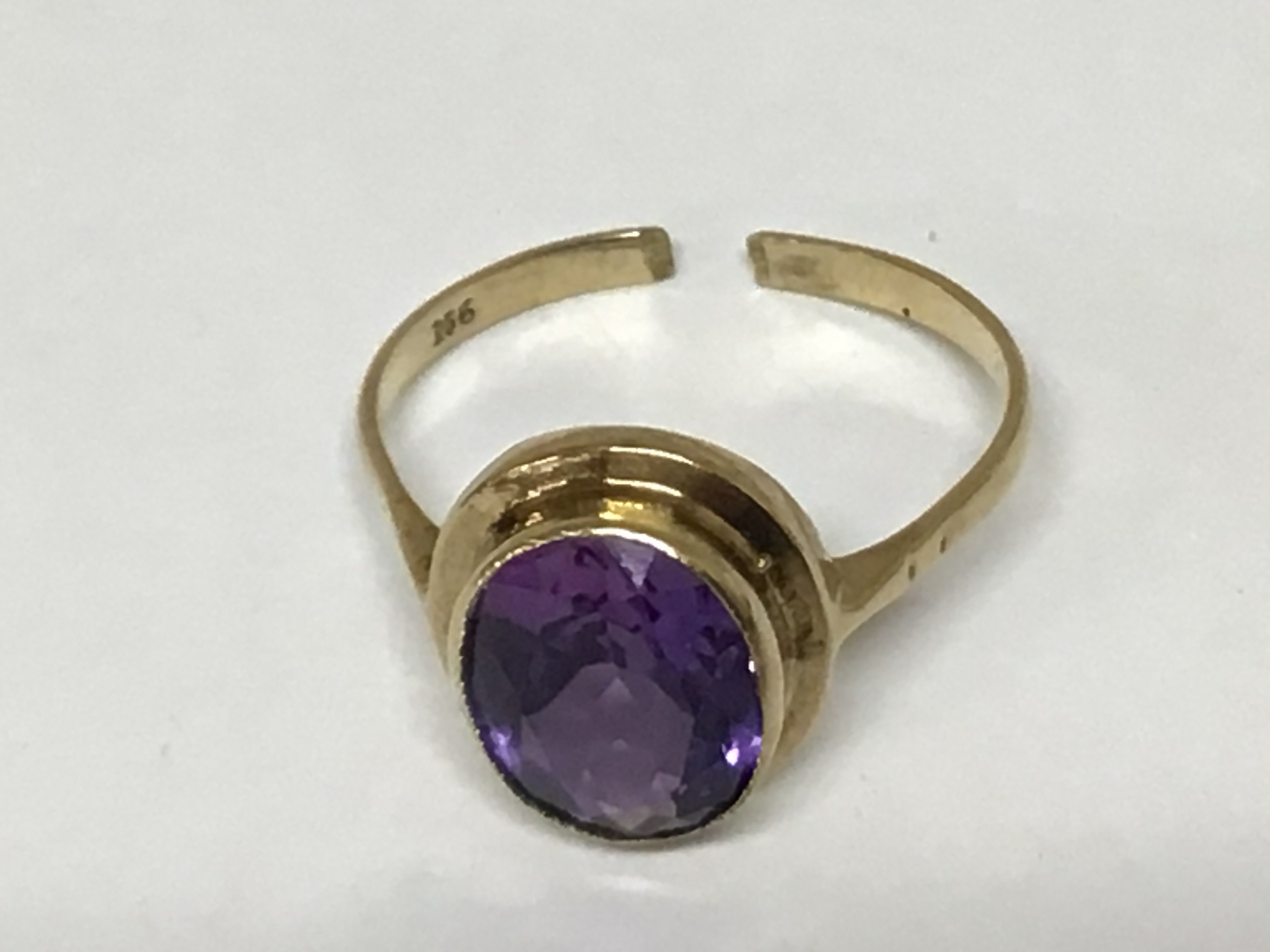 A 9carat gold ring set with a cut amethyst (ring cut) weight 2g