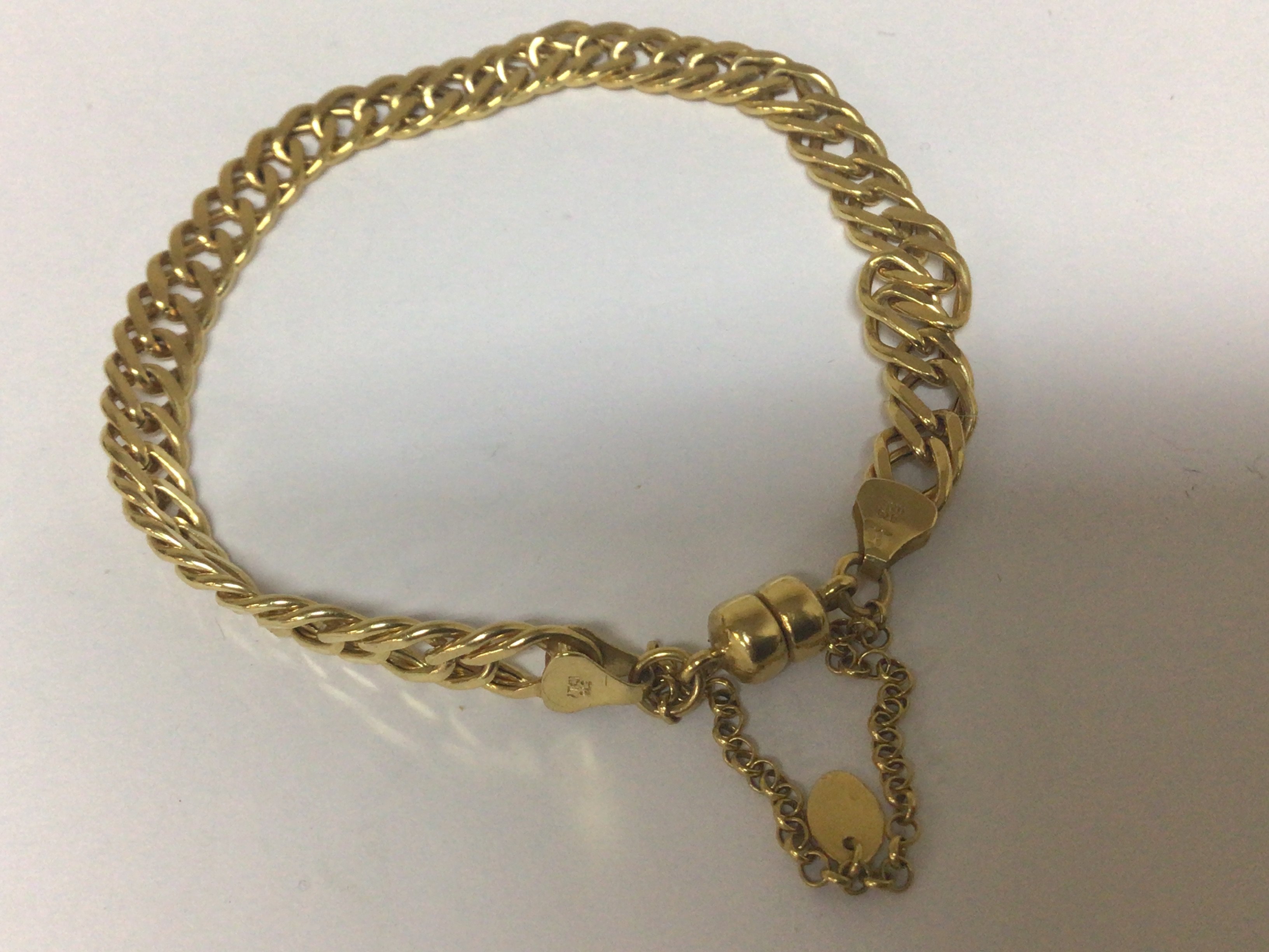 A 9carat gold open link Italian bracelet with a magnetic clasp weight 5g